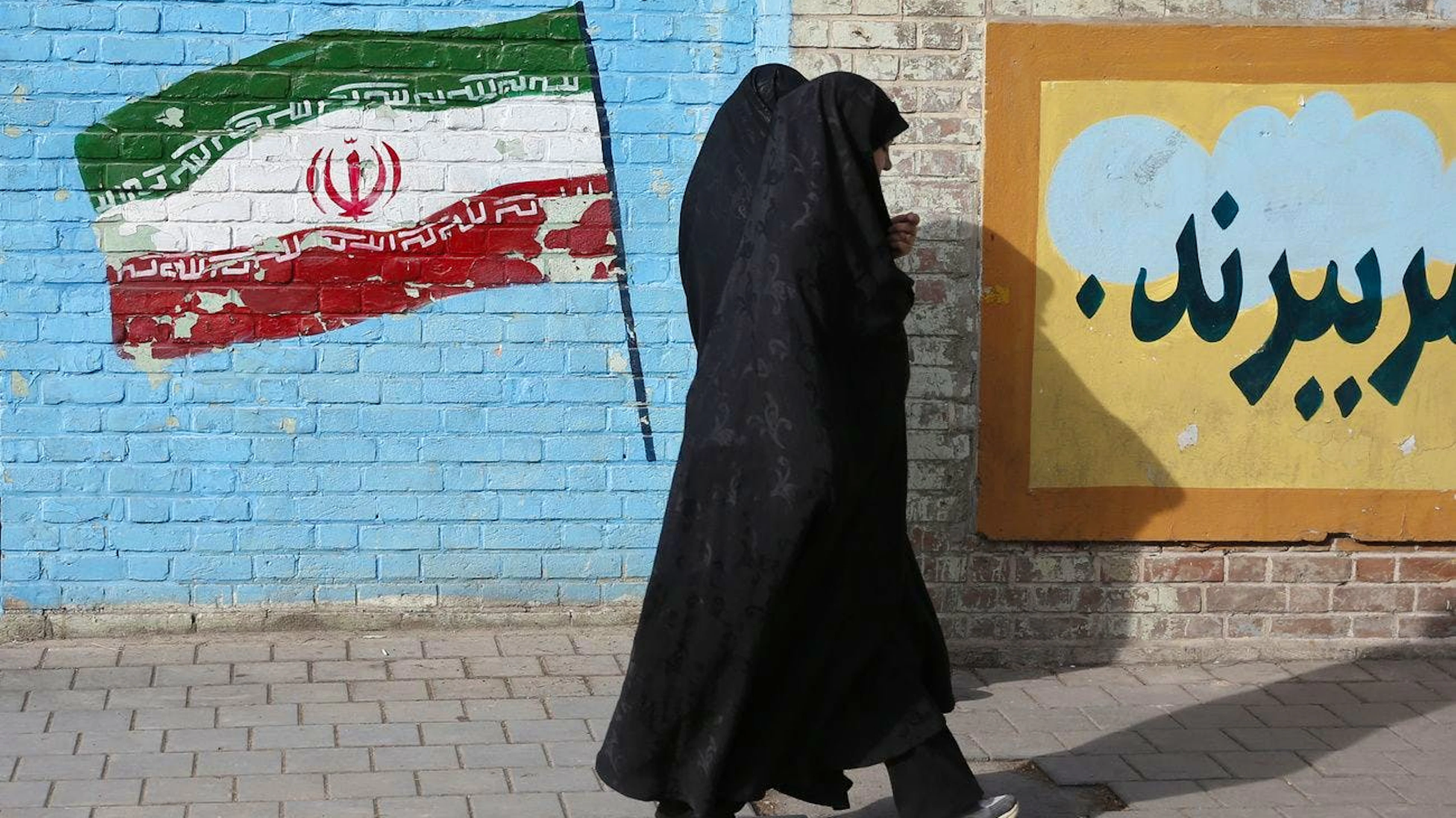 En septembre 2023, le Parlement iranien avait approuvé un projet de loi renforçant les sanctions contre les femmes ne portant pas le voile obligatoire dans les lieux publics.