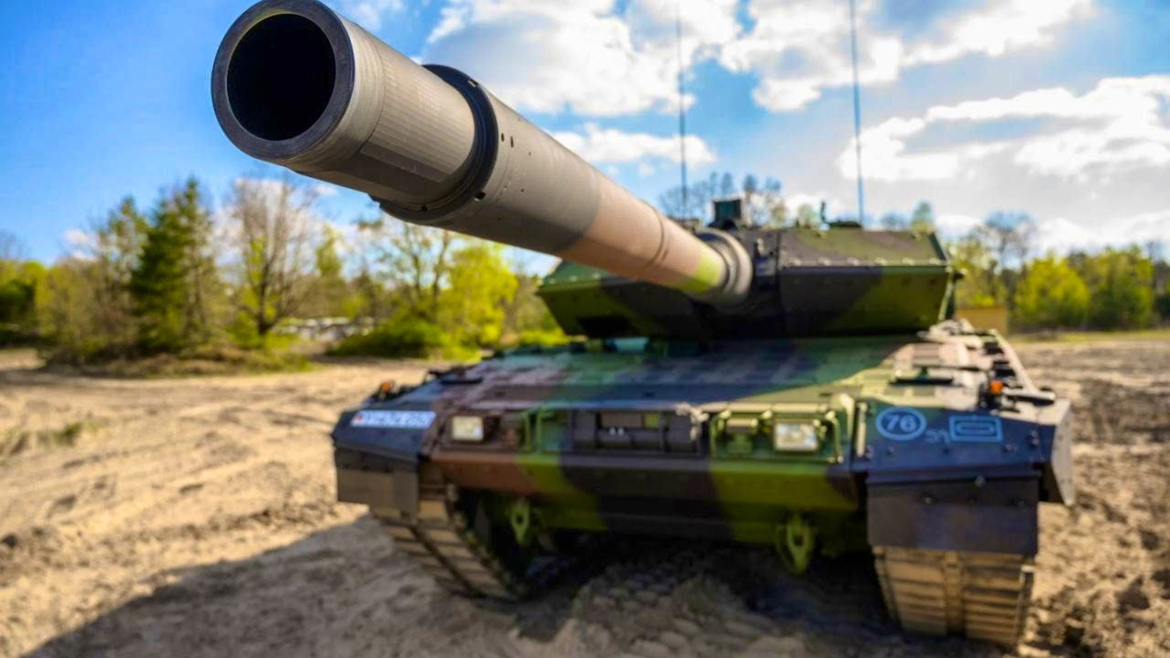 ARCHIVE - A Bundeswehr Leopard 2 A7V main battle tank stands on the training ground. Photo: Philipp Schulze/dpa