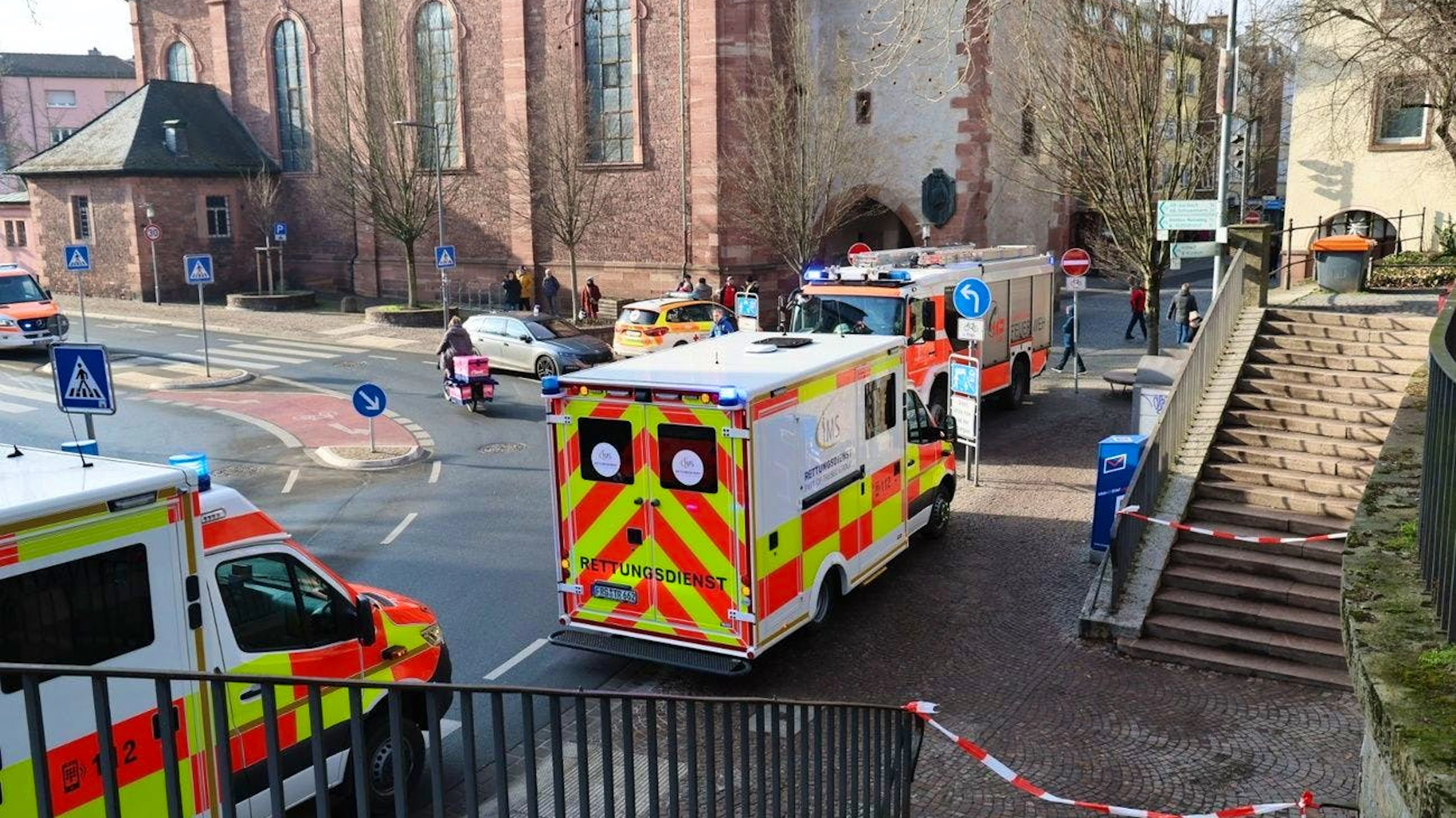 Ambulanzen vor dem Park, wo es zum Anschlag kam. 