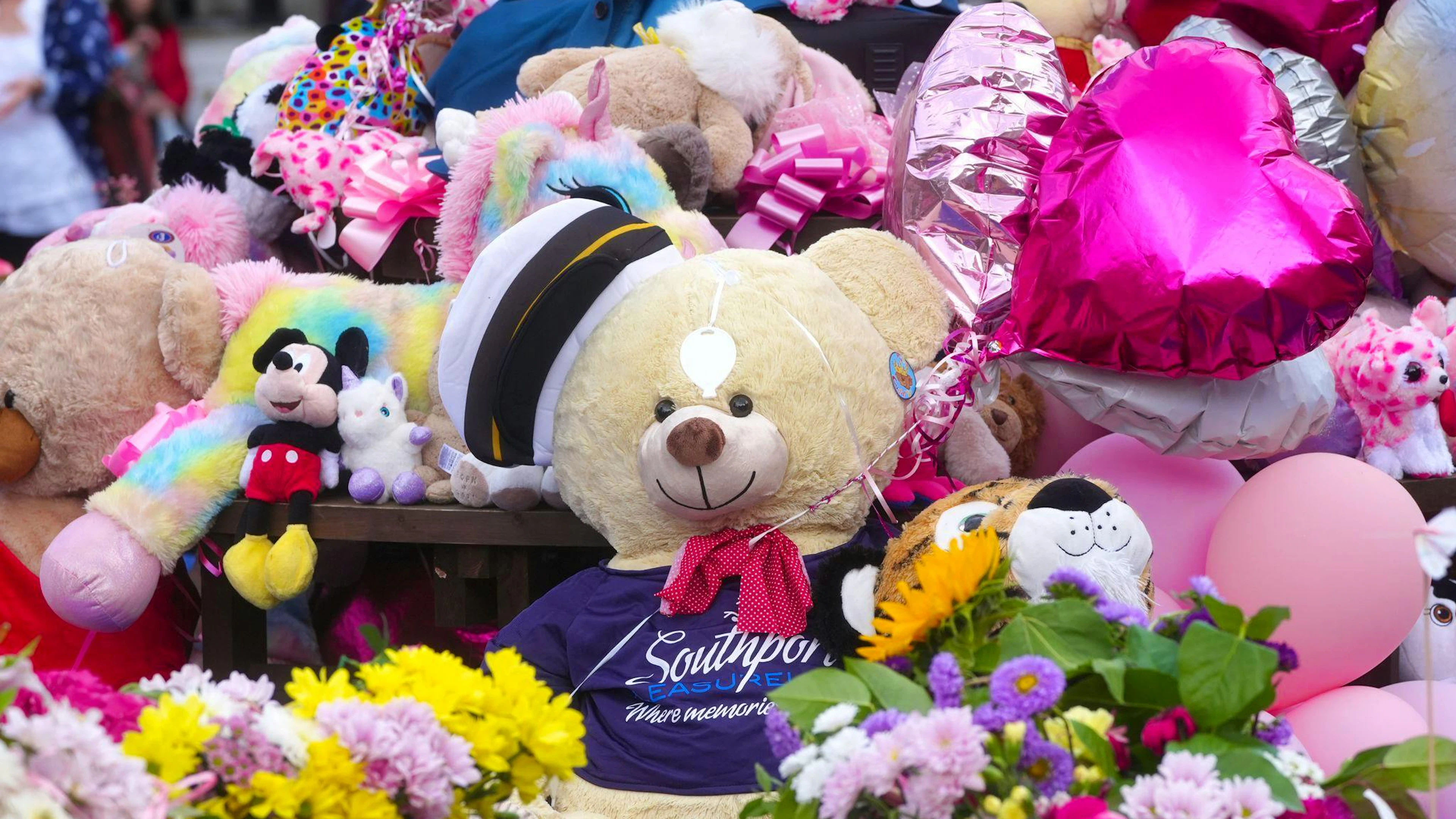 Nach der Messerattacke legten viele Menschen Blumen und Andenken nieder. (Archivbild)