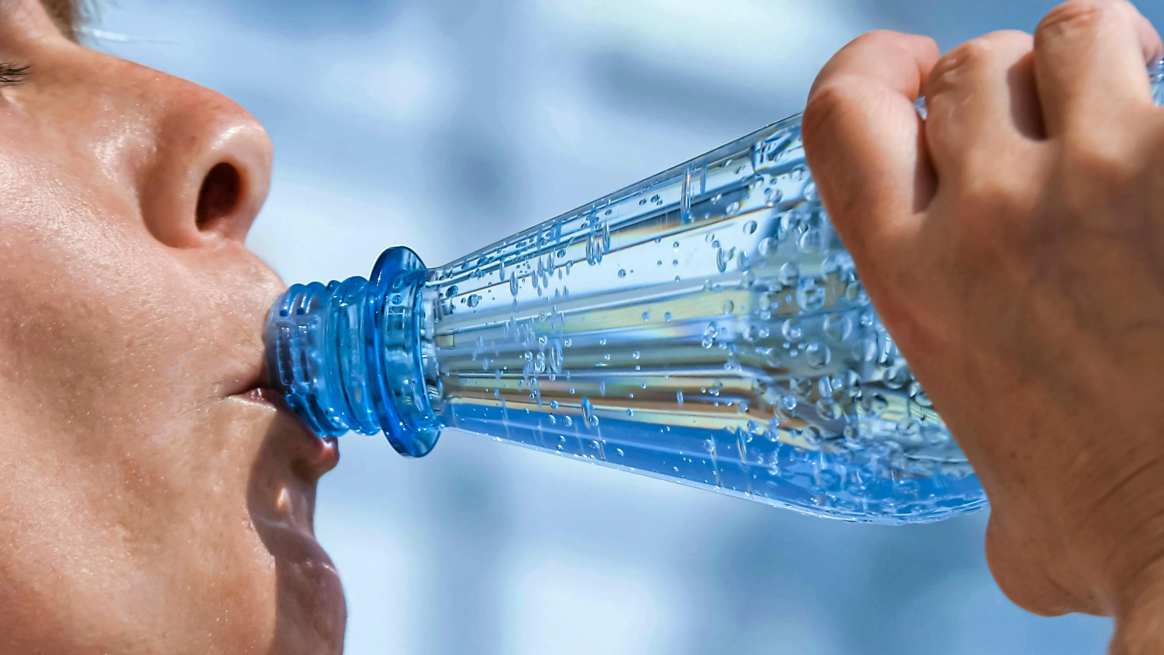 Laut einer Studie kann kohlensäurehaltiges Wasser bei der Gewichtsabnahme helfen.