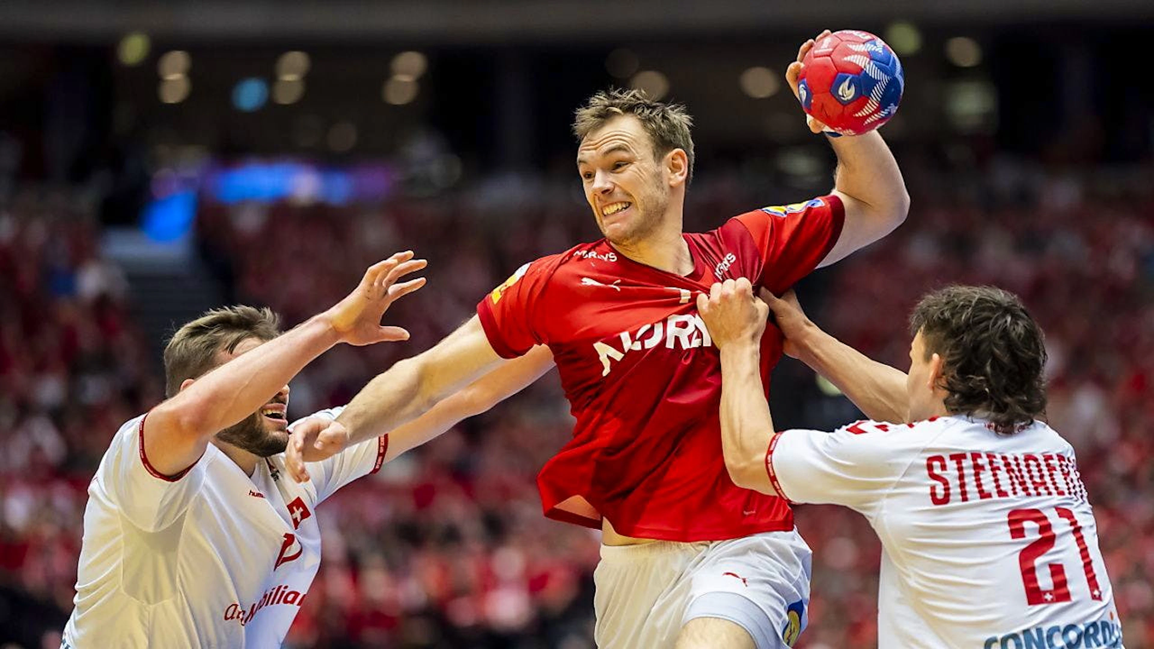 Dänemarks Starspieler Matthias Gidsel knackt den Schweizer Abwehrriegel