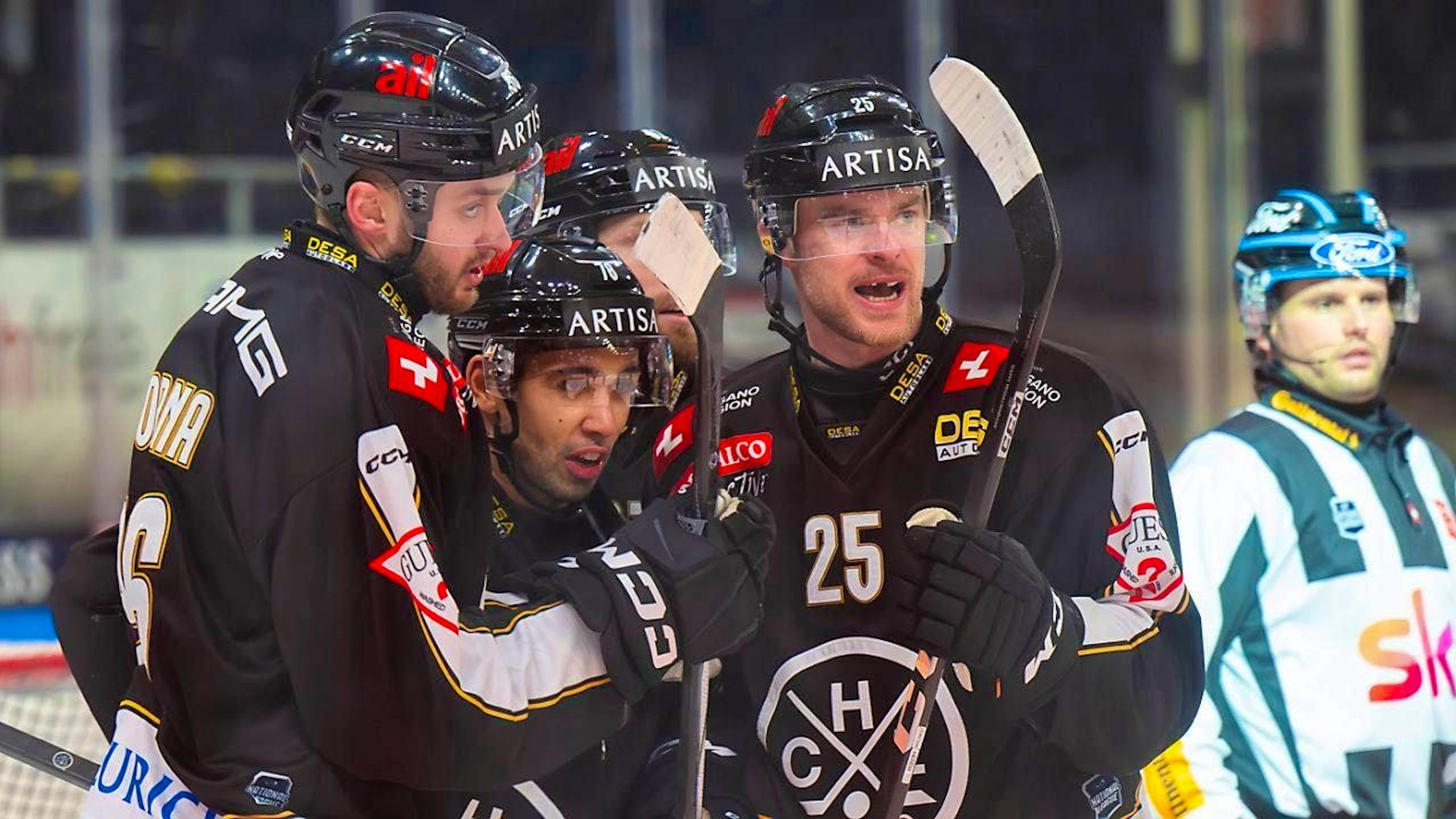 Lugano's Stéphane Patry (center) celebrates with his teammate the interim 2:1 for Lugano.