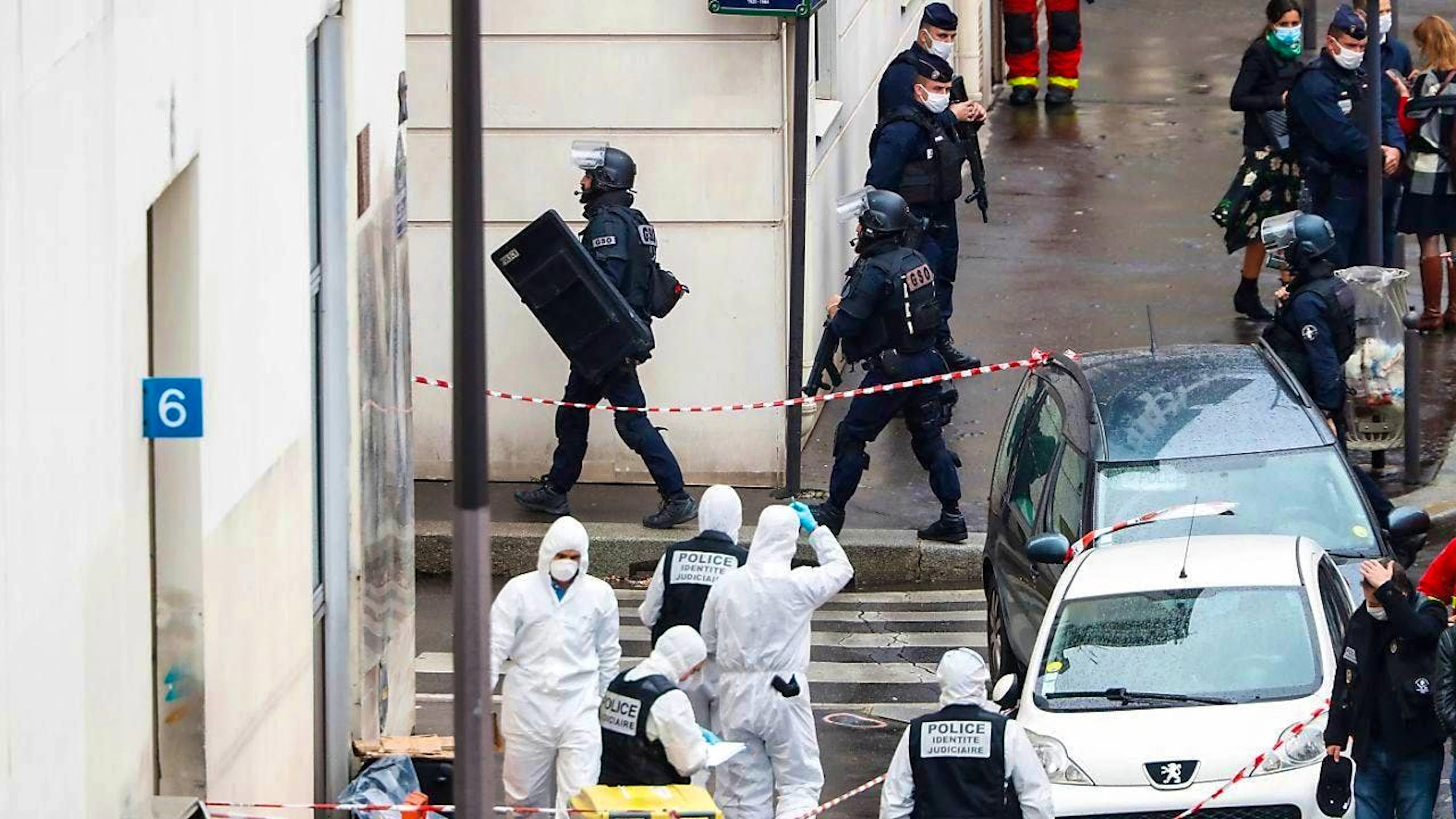 ARCHIVE - Police officers stand next to the cordon at the scene of the crime. Photo: Thibault Camus/AP/dpa/Archive image