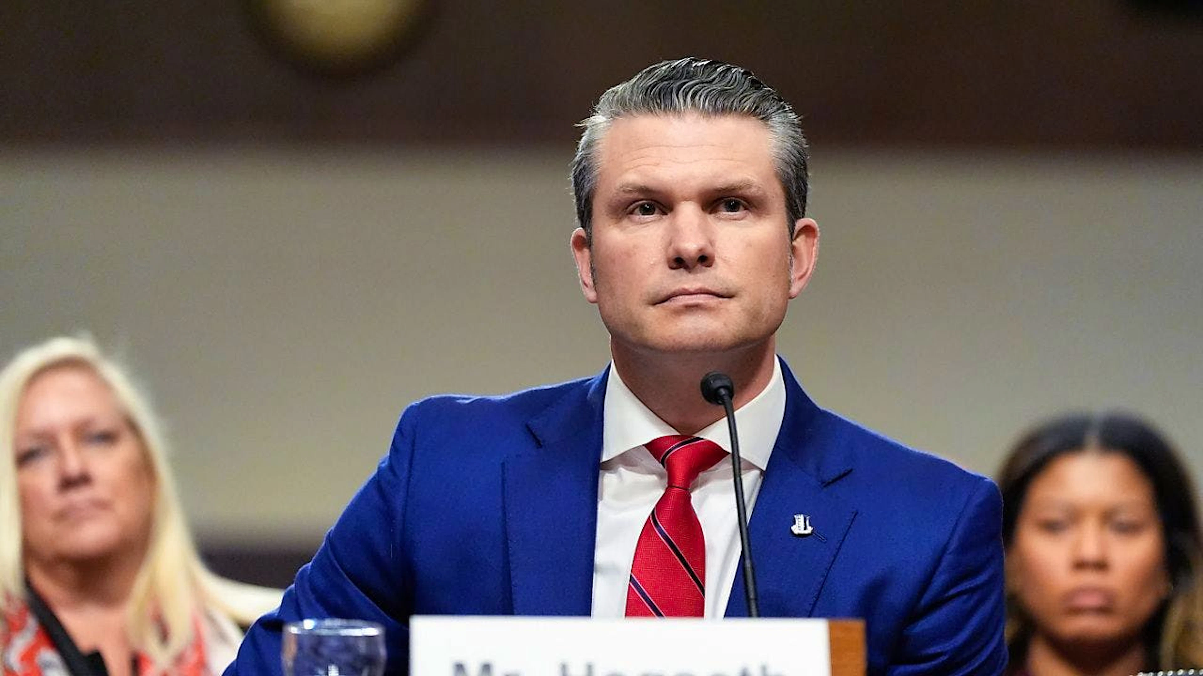 ARCHIV - Pete Hegseth, der von dem designierten US-Präsidenten Trump zum Verteidigungsminister gewählt wurde, erscheint vor dem Streitkräfteausschuss des Senats zu seiner Bestätigungsanhörung im Kapitol. Foto: Alex Brandon/AP/dpa
