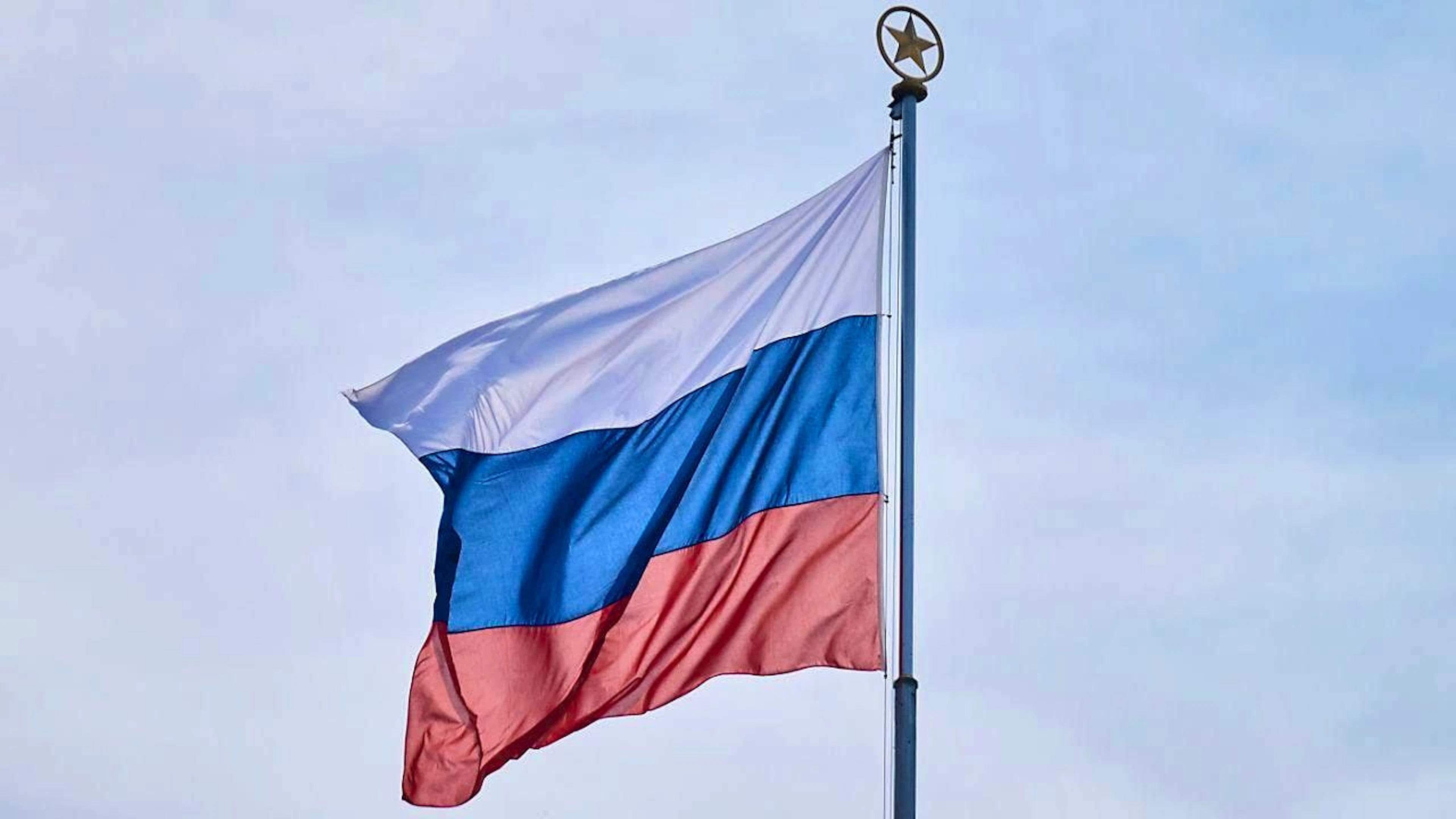 ARCHIVE - The flag of Russia flies on the roof of the Russian embassy on Unter den Linden. Photo: Annette Riedl/dpa