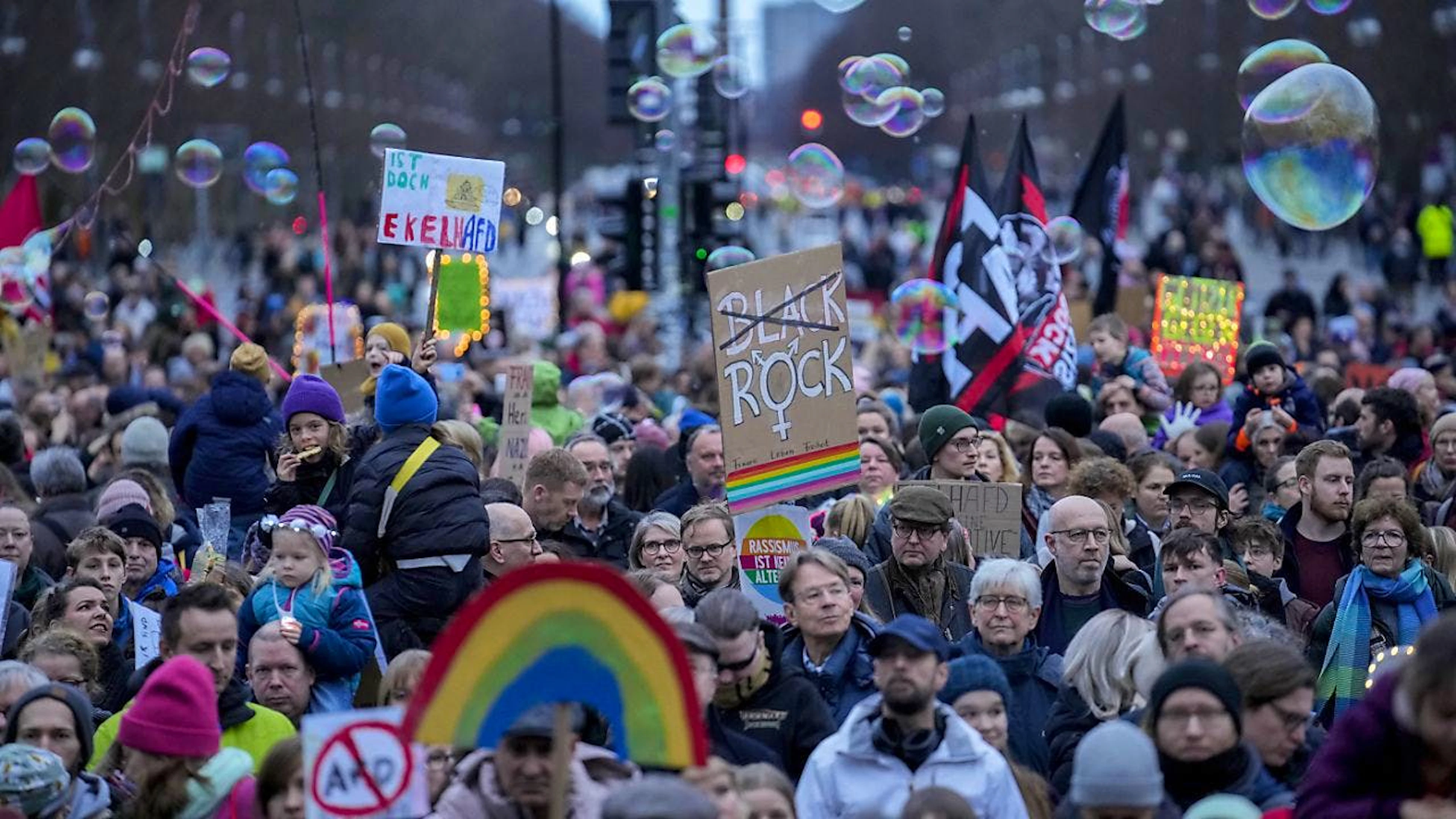 Des dizaines de milliers d'Allemands ont manifesté samedi dans plusieurs villes du pays contre l'extrême droite et l'AfD en particulier.