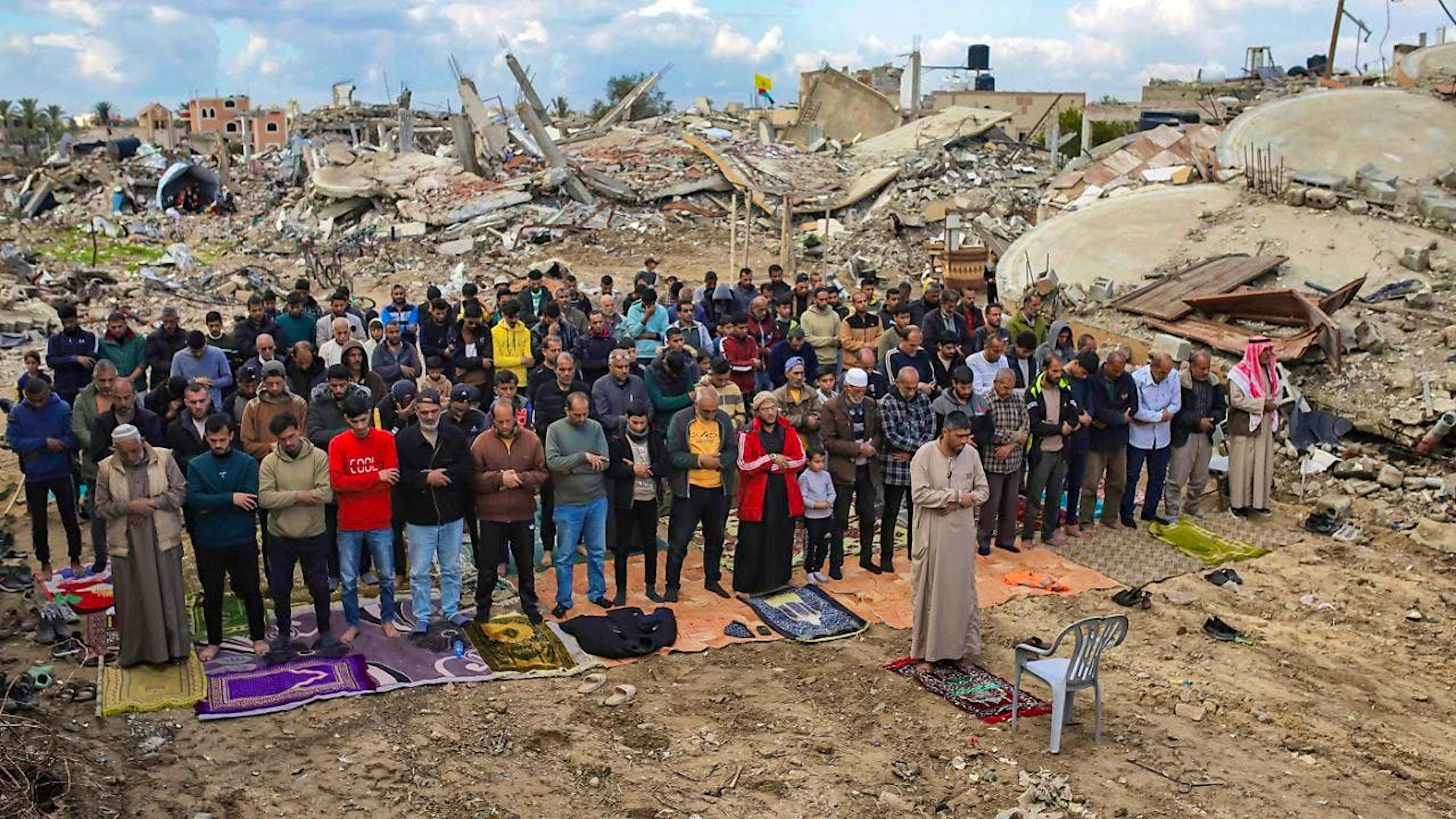dpatopbilder - Palestinians perform Friday prayers near the ruins of a mosque destroyed by Israeli air strikes in Chan Junis in the Gaza Strip, a few days after the ceasefire agreement between Israel and Hamas came into force. Photo: Jehad Alshrafi/AP/dpa
