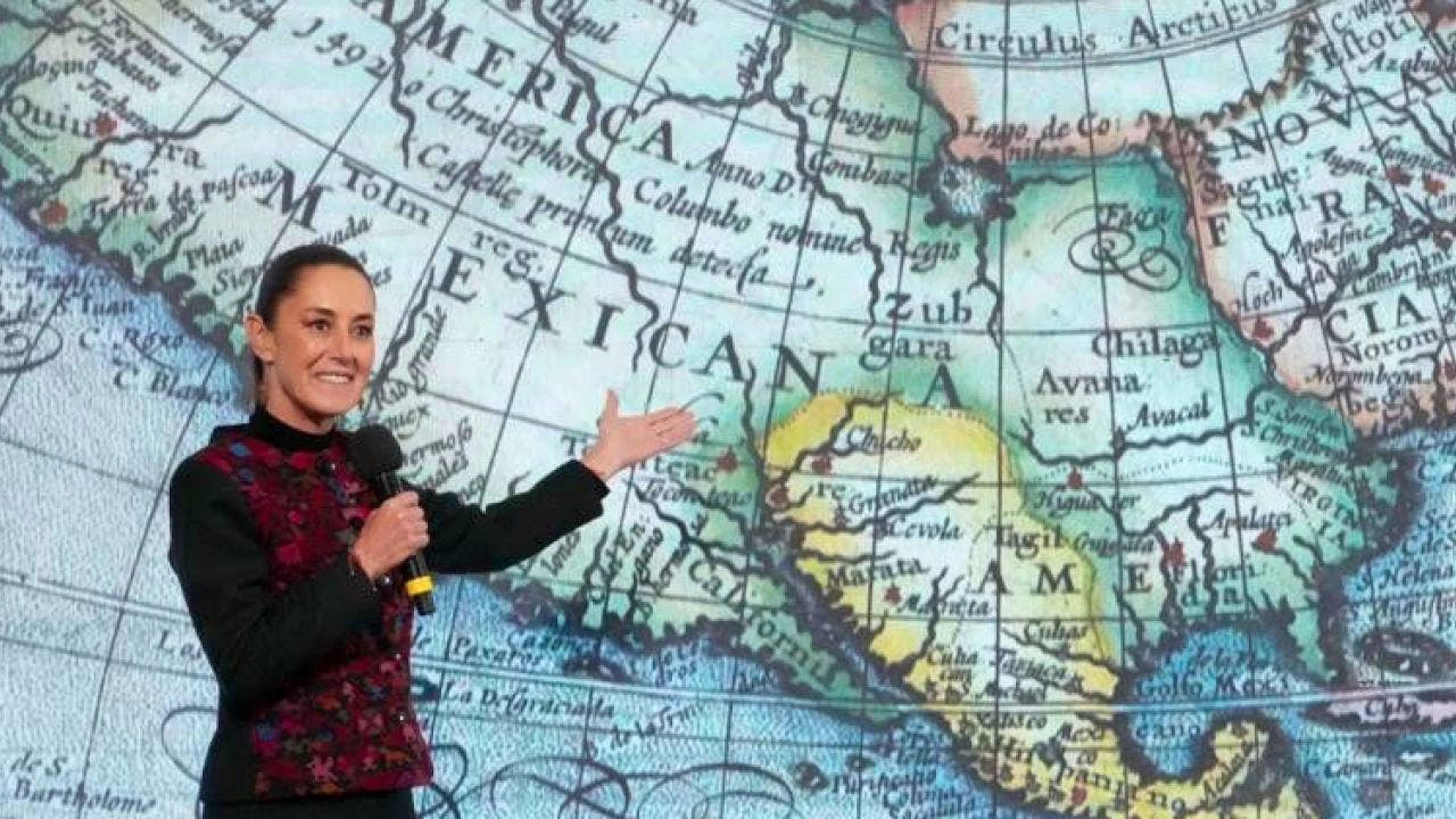 HANDOUT - Auf diesem vom mexikanischen Präsidentenamt zur Verfügung gestellten Bild zeigt Claudia Sheinbaum, Präsidentin von Mexiko, auf eine Landkarte mit der Überschrift «America Mexicana» (Mexikanisches Amerika). Auf den Vorschlag des künftigen US-Präsidenten Trump, den Golf von Mexiko in Golf von Amerika umzubenennen, reagierte die mexikanische Präsidentin mit einem eigenen Umbennenungsvorschlag. Foto: ---/Prensa Presidencia/dpa