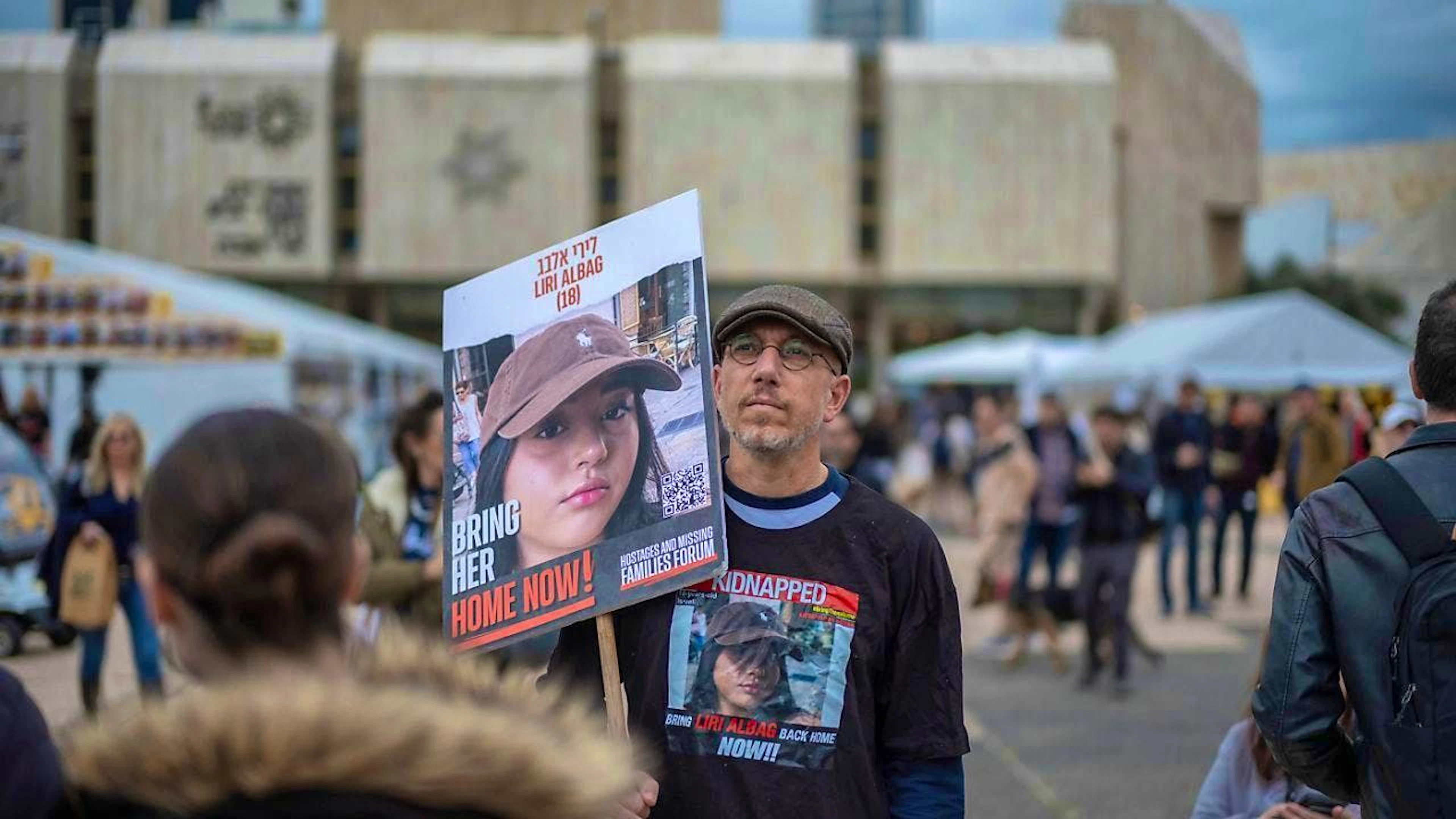 Israelis gather at the "Hostage Square" and wait for the return of four Israeli hostages who are to be released by the terrorist organization Hamas in exchange for Palestinian prisoners on 25 January. Photo: Ilia Yefimovich/dpa