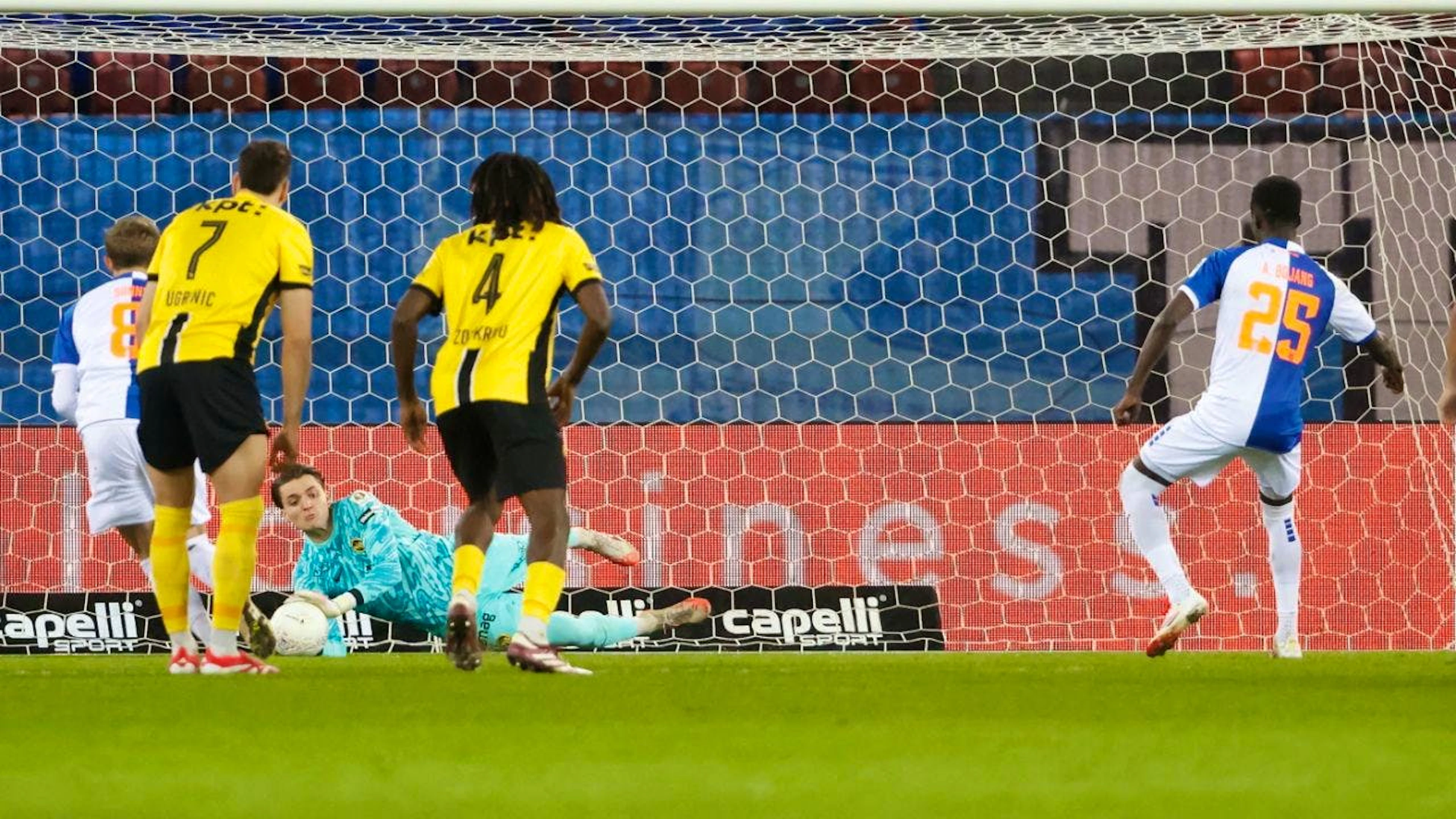 Marvin Keller hält mit einem parierten Foulpenalty gegen GC den Punktgewinn von YB fest