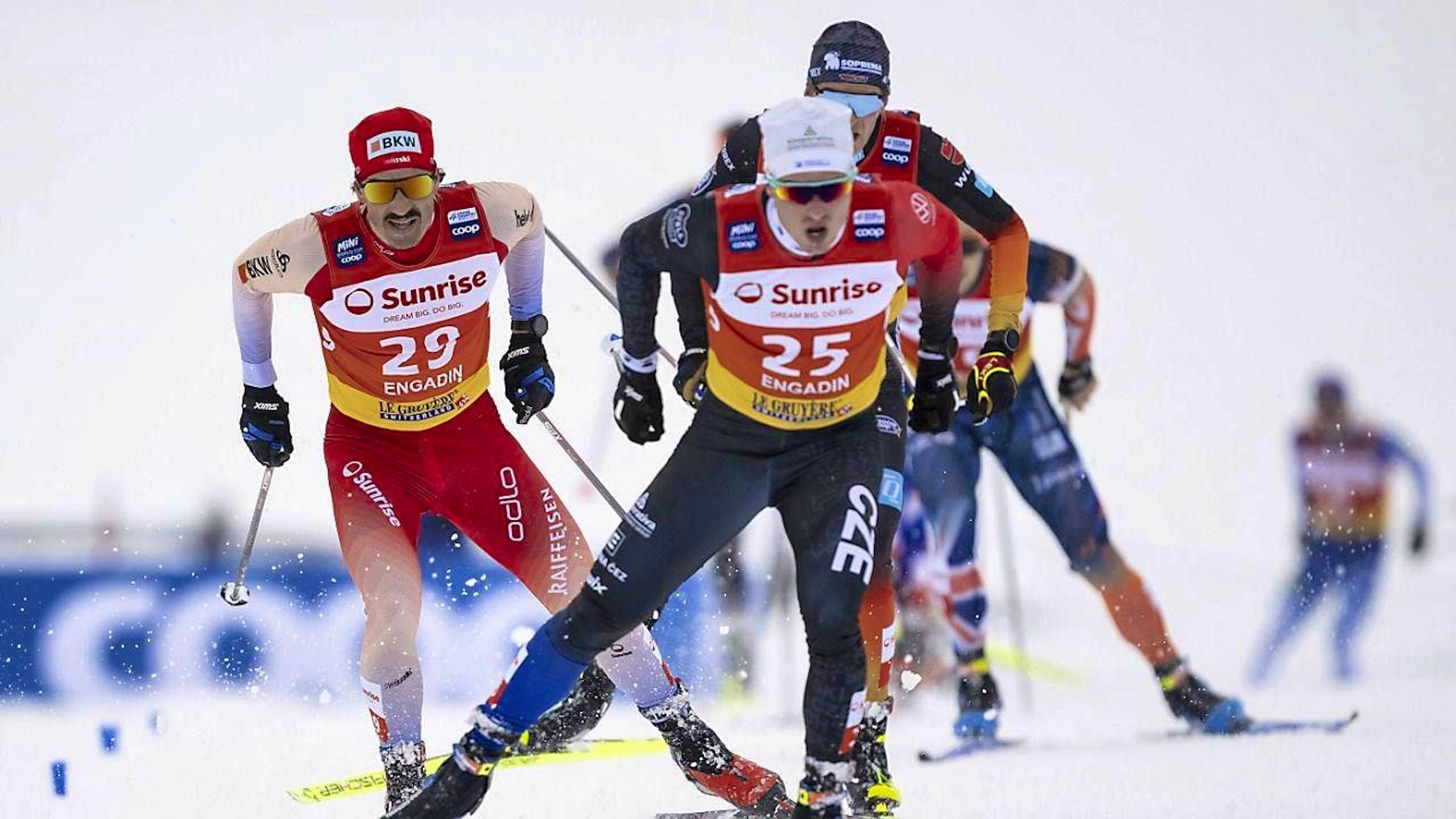 Keeping up well with the best on the route from St. Moritz to Silvaplana: Jonas Baumann (left)
