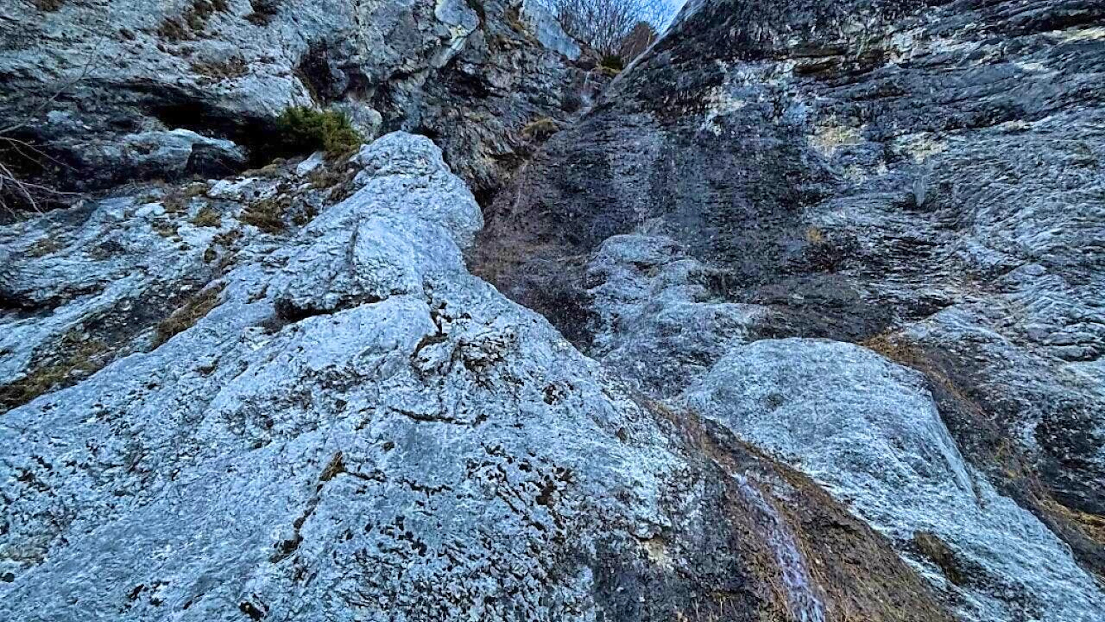 A 19-year-old German woman died in a hiking accident in the canton of Glarus.