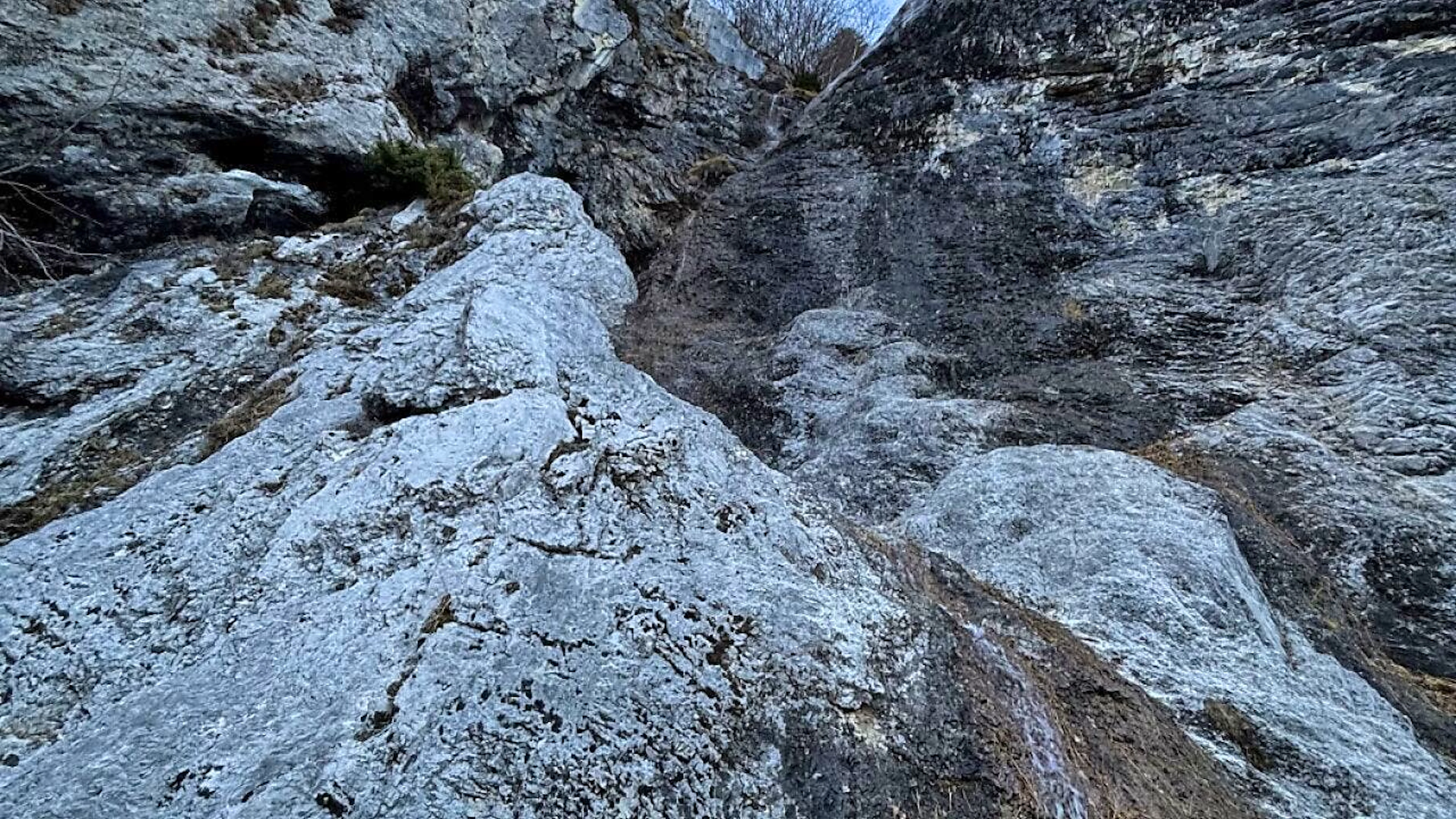 Bei einem Wanderunfall im Kanton Glarus verstarb eine 19-jährige Deutsche.