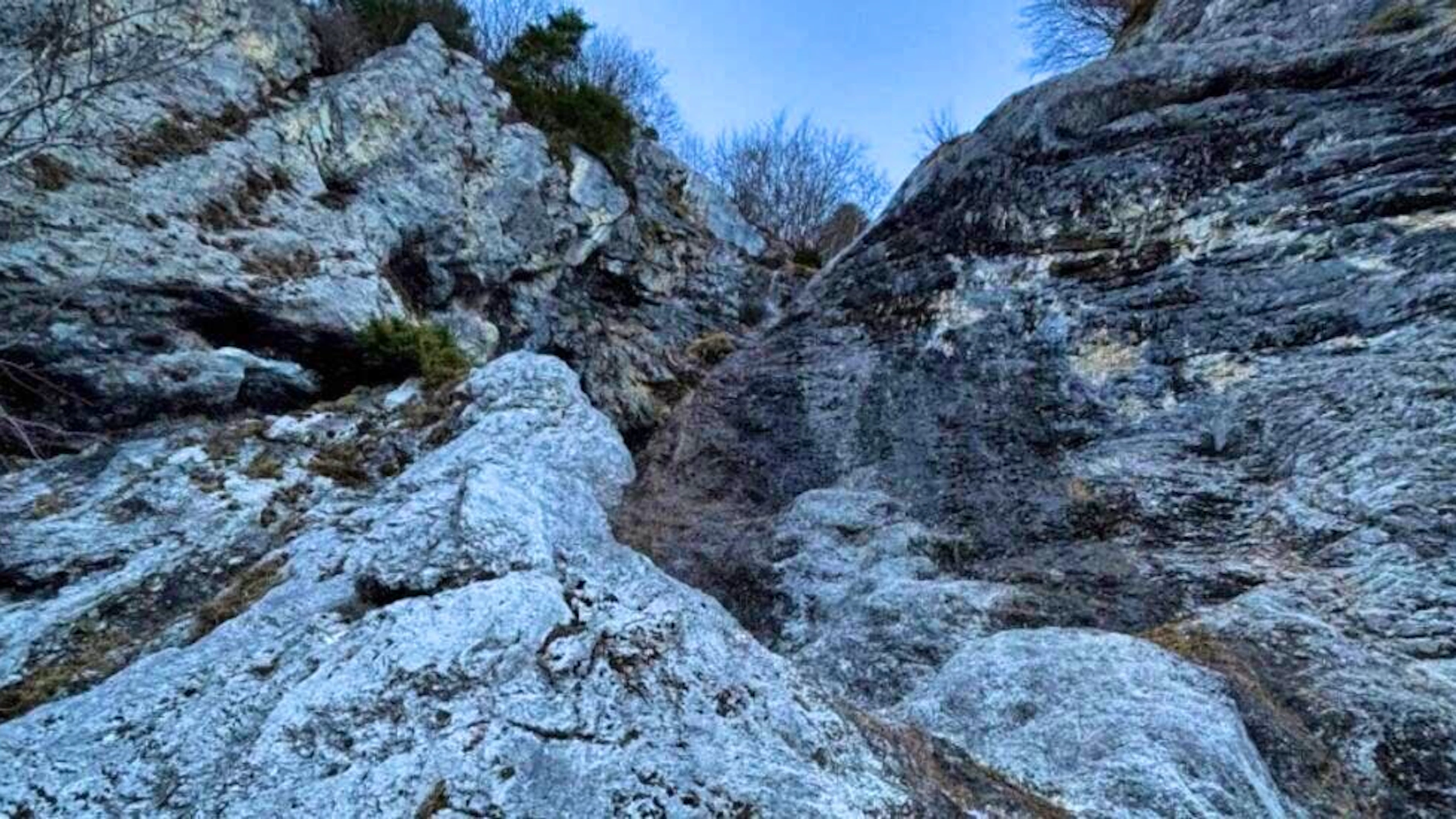 Two 19-year-old women went on a hike from Linthal. For one woman, the excursion ended fatally.