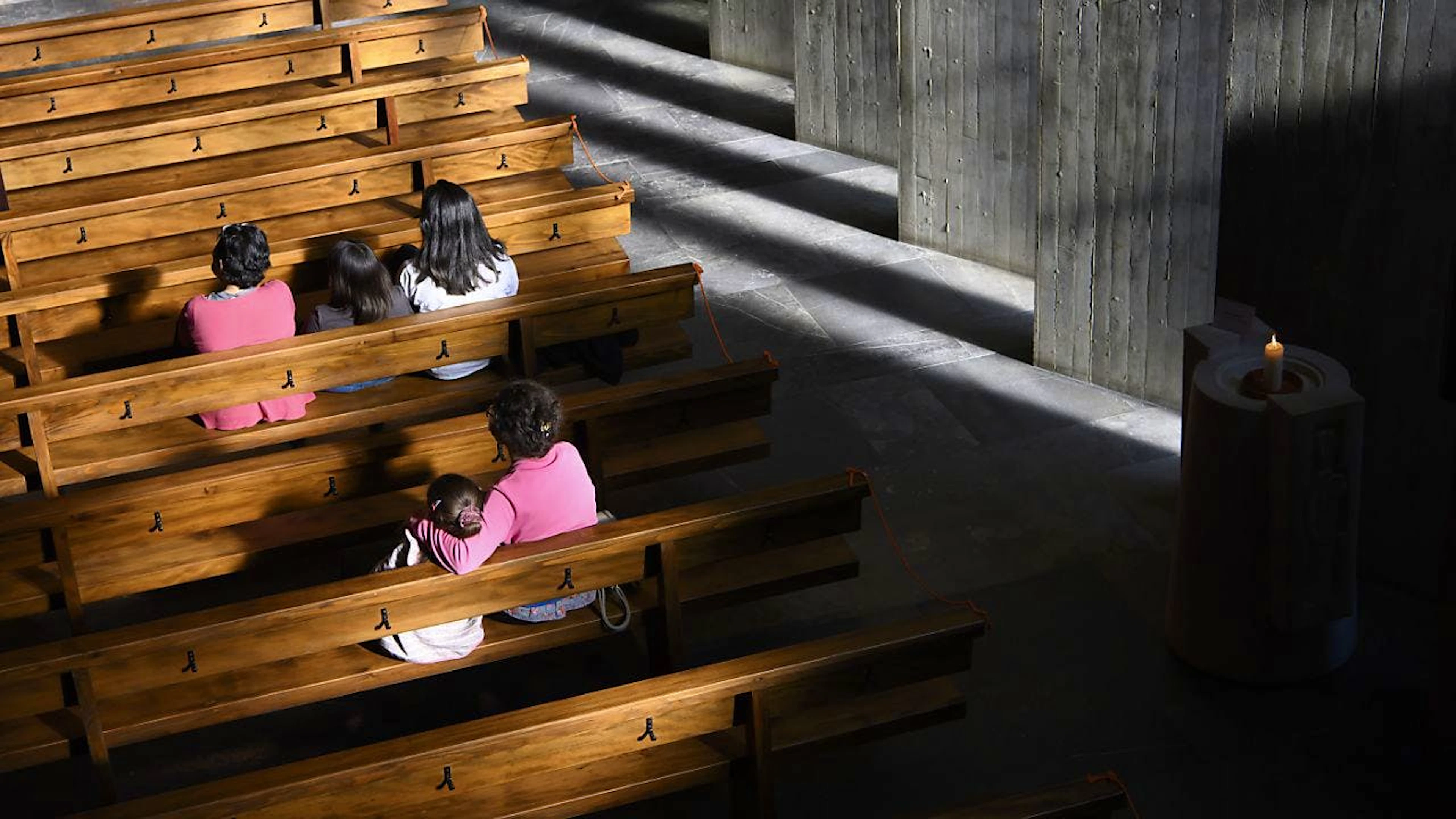 Les bancs des églises, toutes religions confondues, peinent à se remplir en Suisse (photo prétexte).
