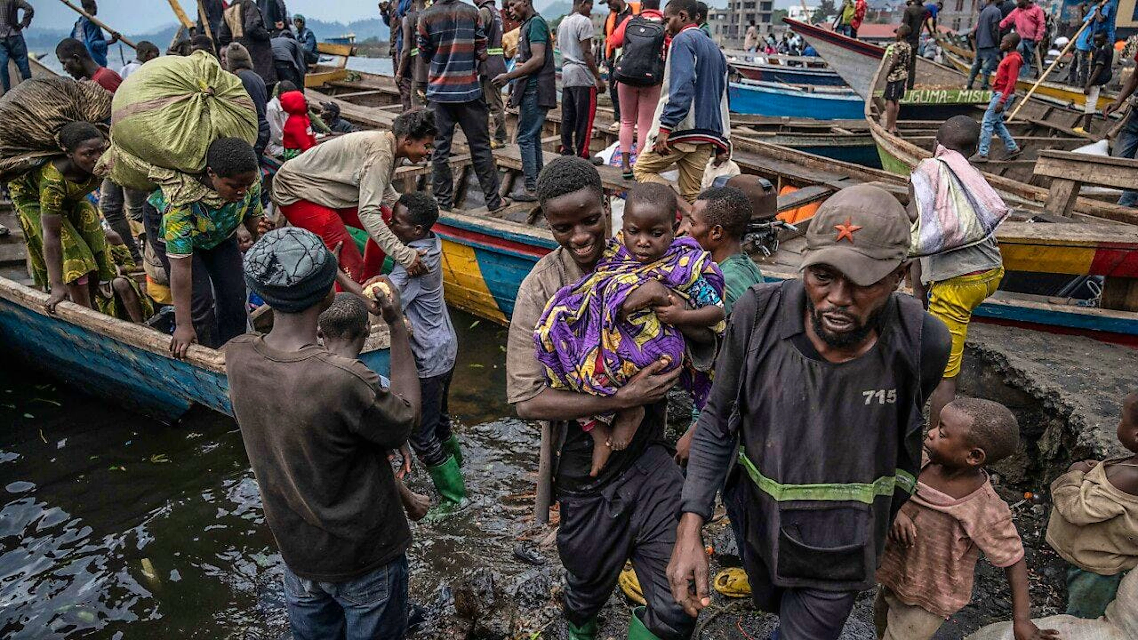 dpatopbilder - ARCHIV - Menschen, die im Kongo vor dem Vormarsch der M-23-Rebellen fliehen. Foto: Moses Sawasawa/AP/dpa