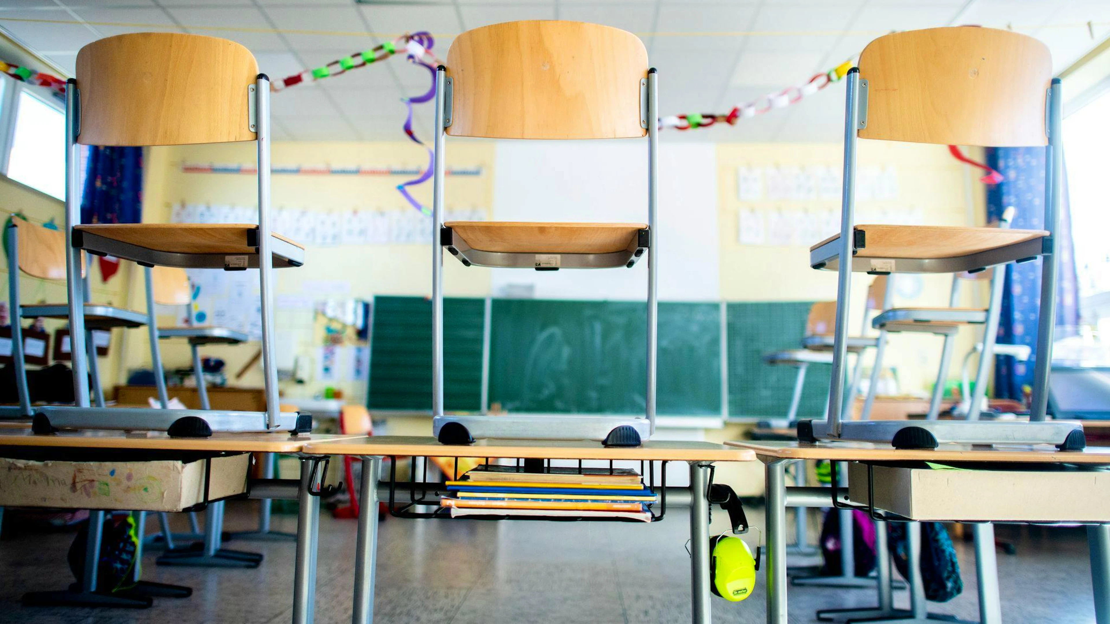 Ein Aargauer Beamter verschaffte sich Zugang zu einem Klassenzimmer, um sich dort zu bereichern.