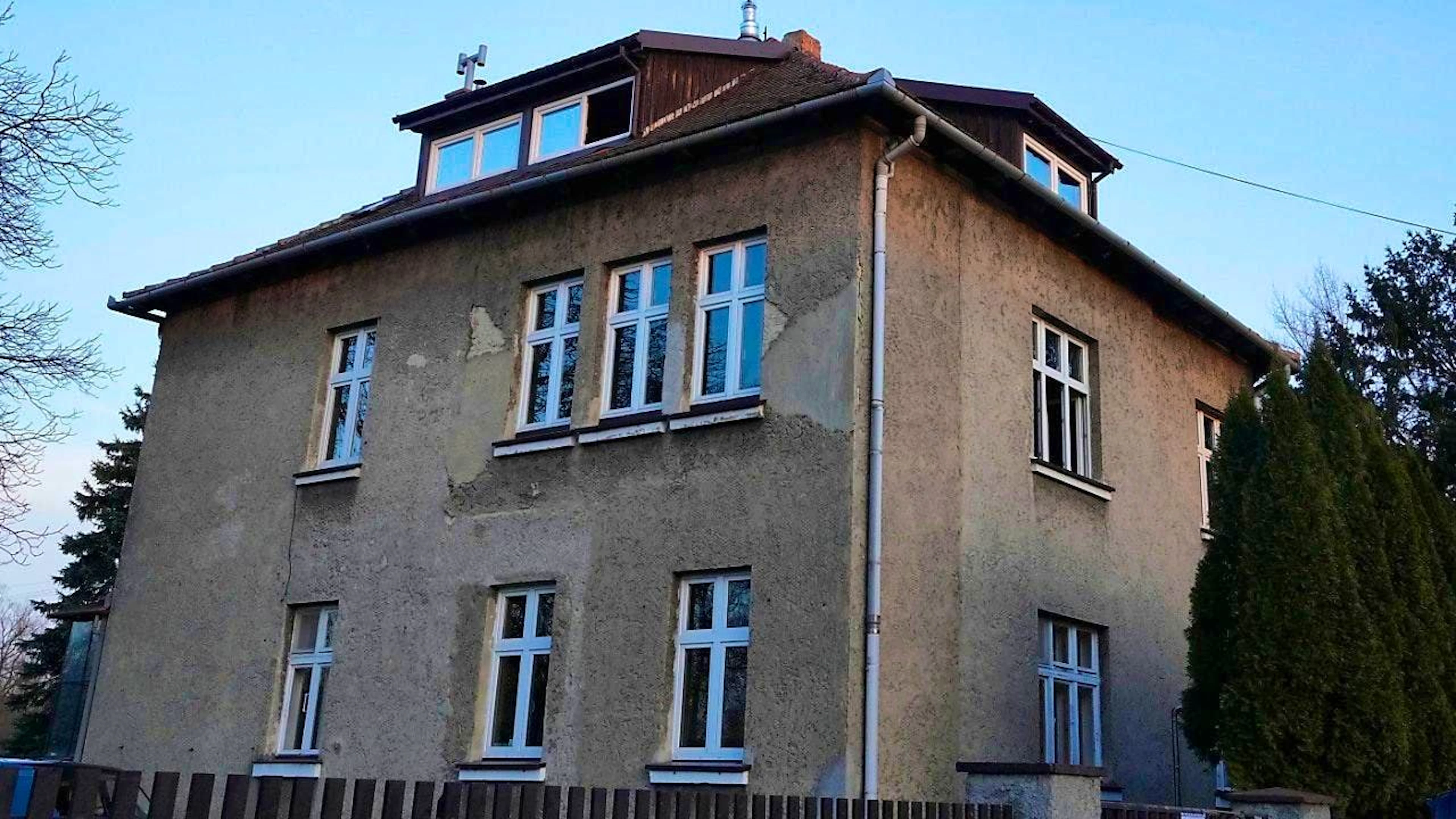 Rudolf Höss, commandant of the German extermination camp Auschwitz-Birkenau, lived in this villa during the Second World War. The house is located outside the memorial and was previously privately owned. An American foundation has bought the house. Photo: Czarek Sokolowski/AP/dpa
