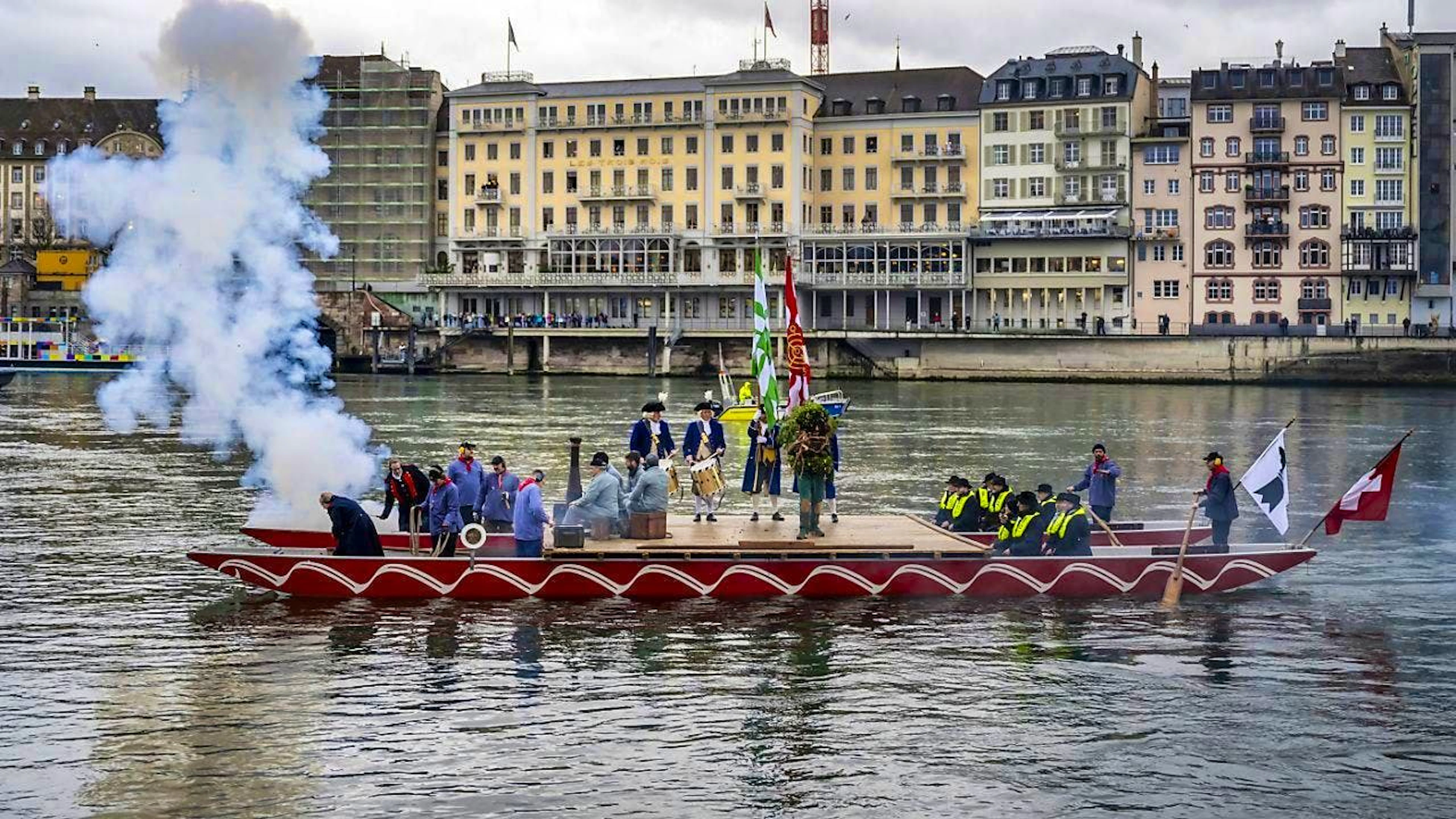 The Wild Maa floats on a raft to the Kleinbasel bank.