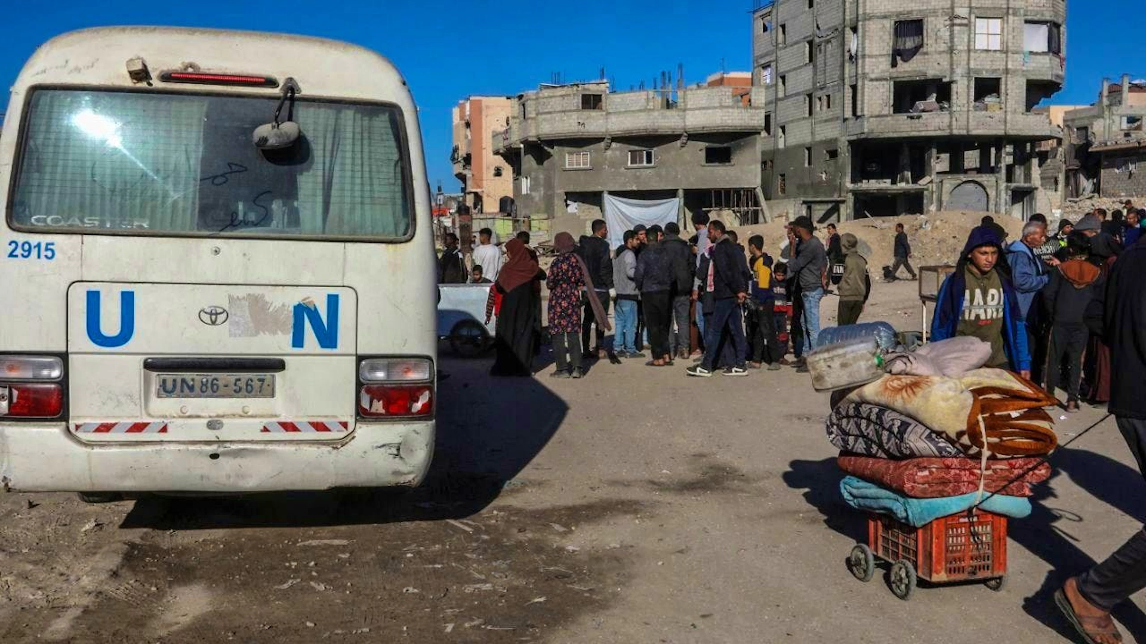Displaced Palestinians queue to receive food parcels for their families at the United Nations Relief and Works Agency for Palestine Refugees (UNRWA) center in Khan Younis. Photo: Abed Rahim Khatib/dpa/Archive image
