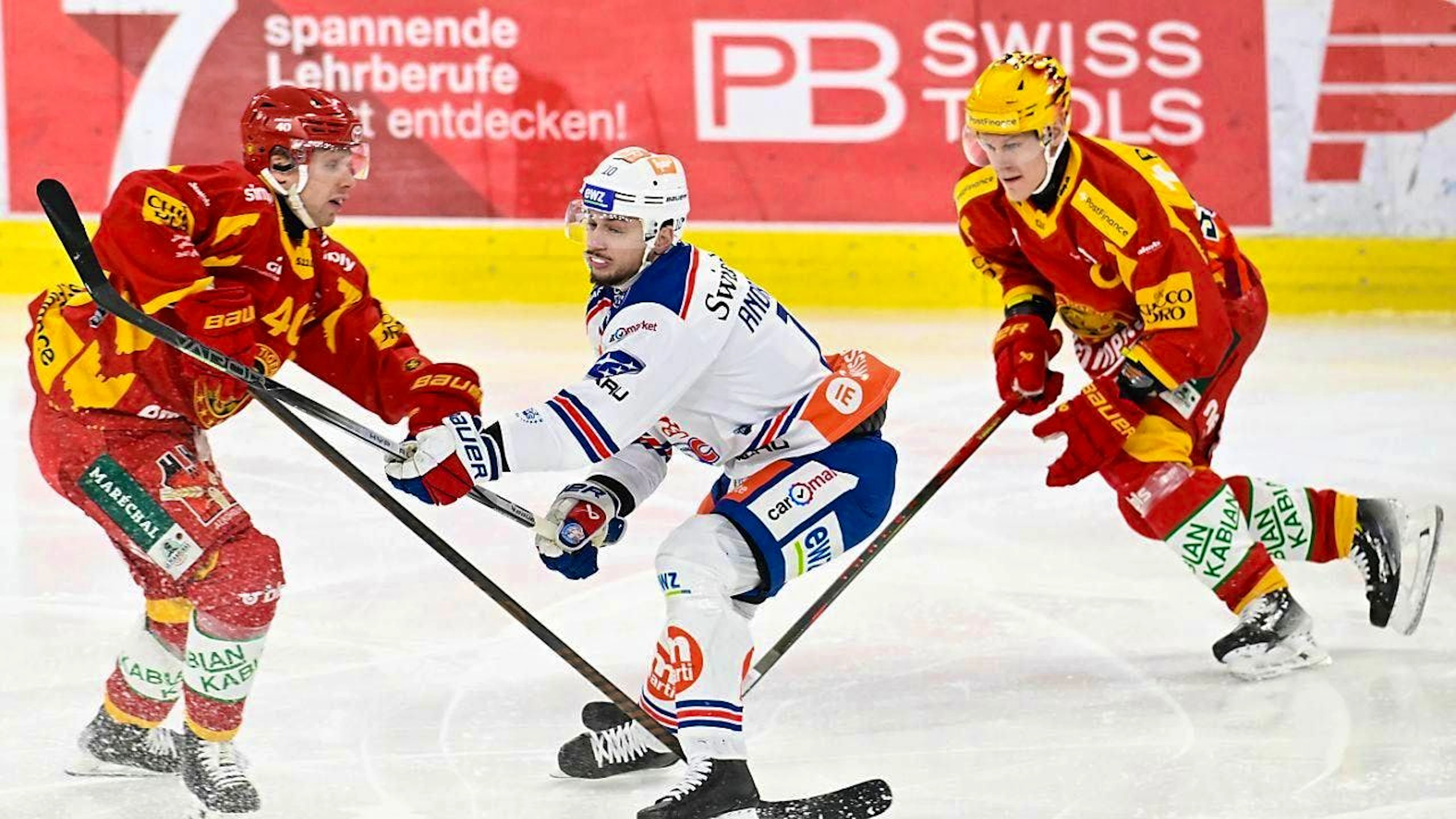 Langnau outnumbered, but the Zurich team had the better end: Sven Andrighetto (center) battling Flavio Schmutz (left) and Harri Pesonen