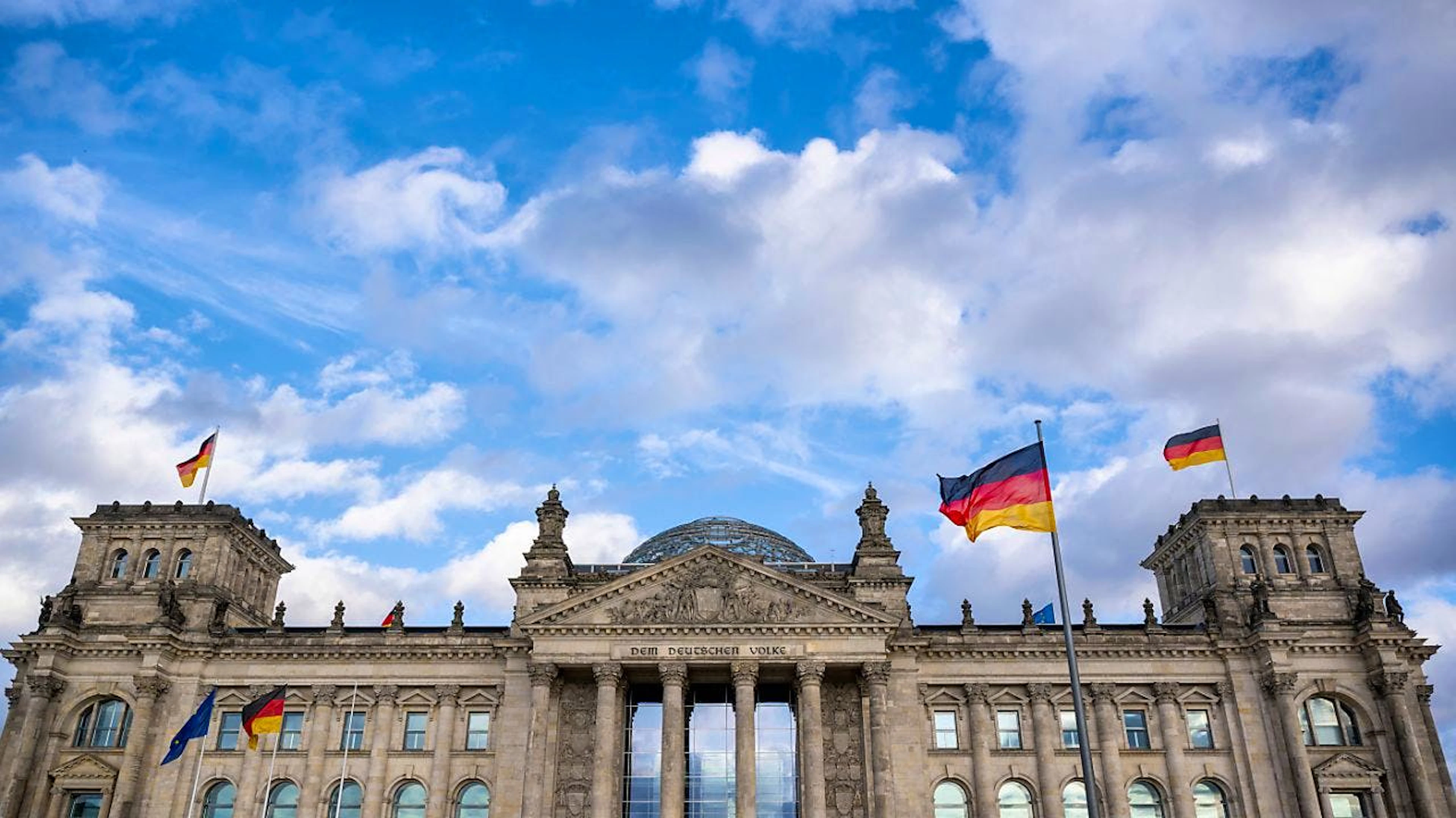 ARCHIV - Blick auf das Reichstagsgebäude, den Sitz des Deutschen Bundestags. Foto: Monika Skolimowska/dpa