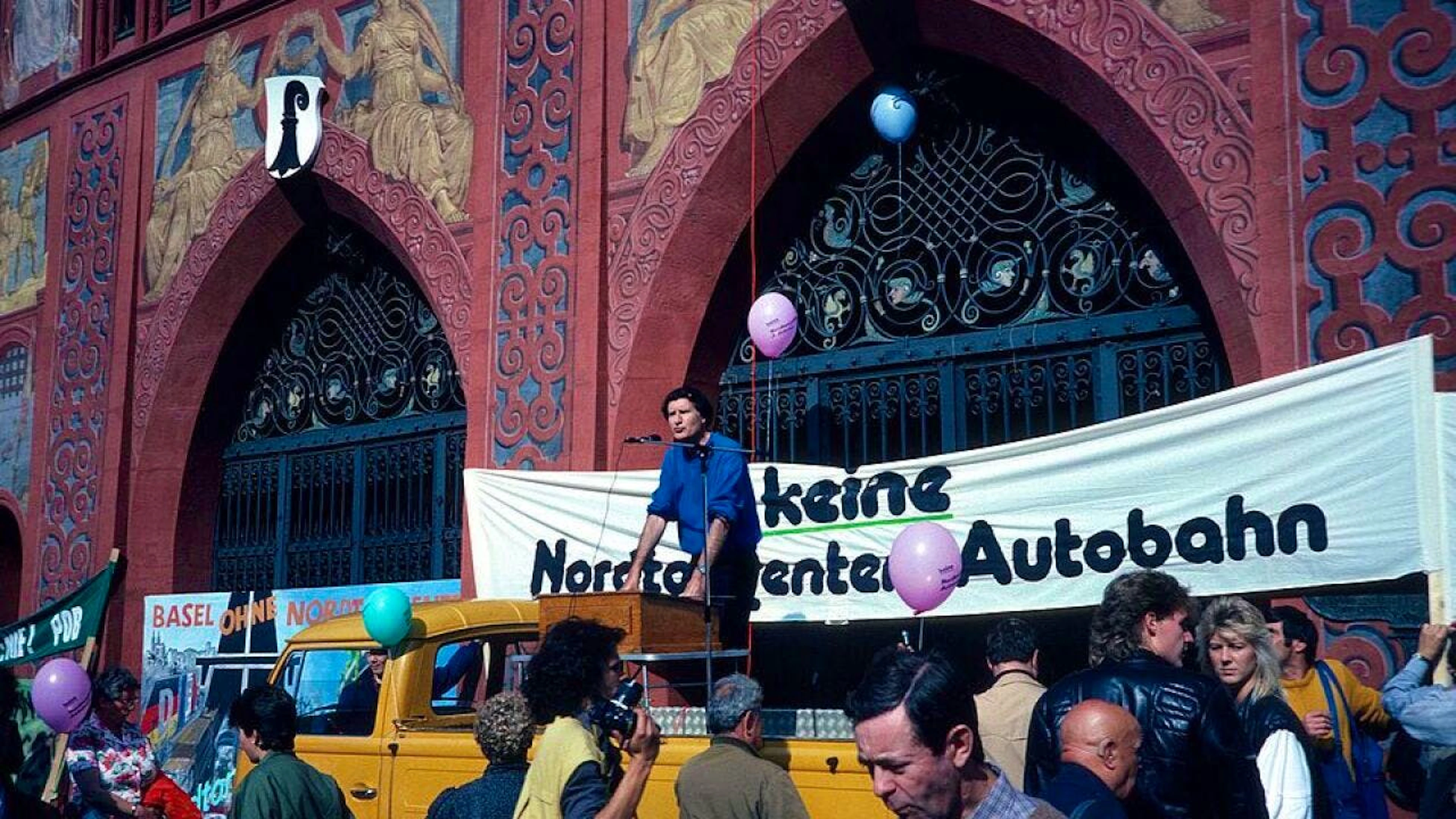 Lucius Burckhardt 1989 als Redner an einer Kundgebung gegen die Basler Stadtautobahn Nordtangente.
