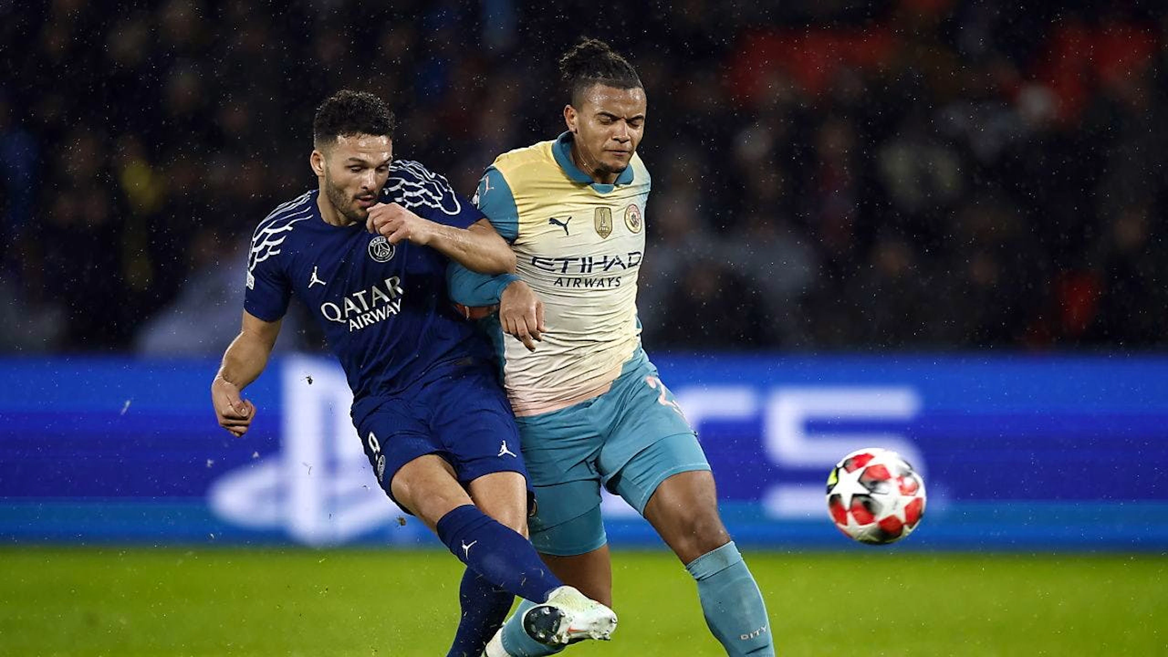 Manuel Akanji (rechts) kämpft mit Manchester City gegen das frühe Aus in der Champions League