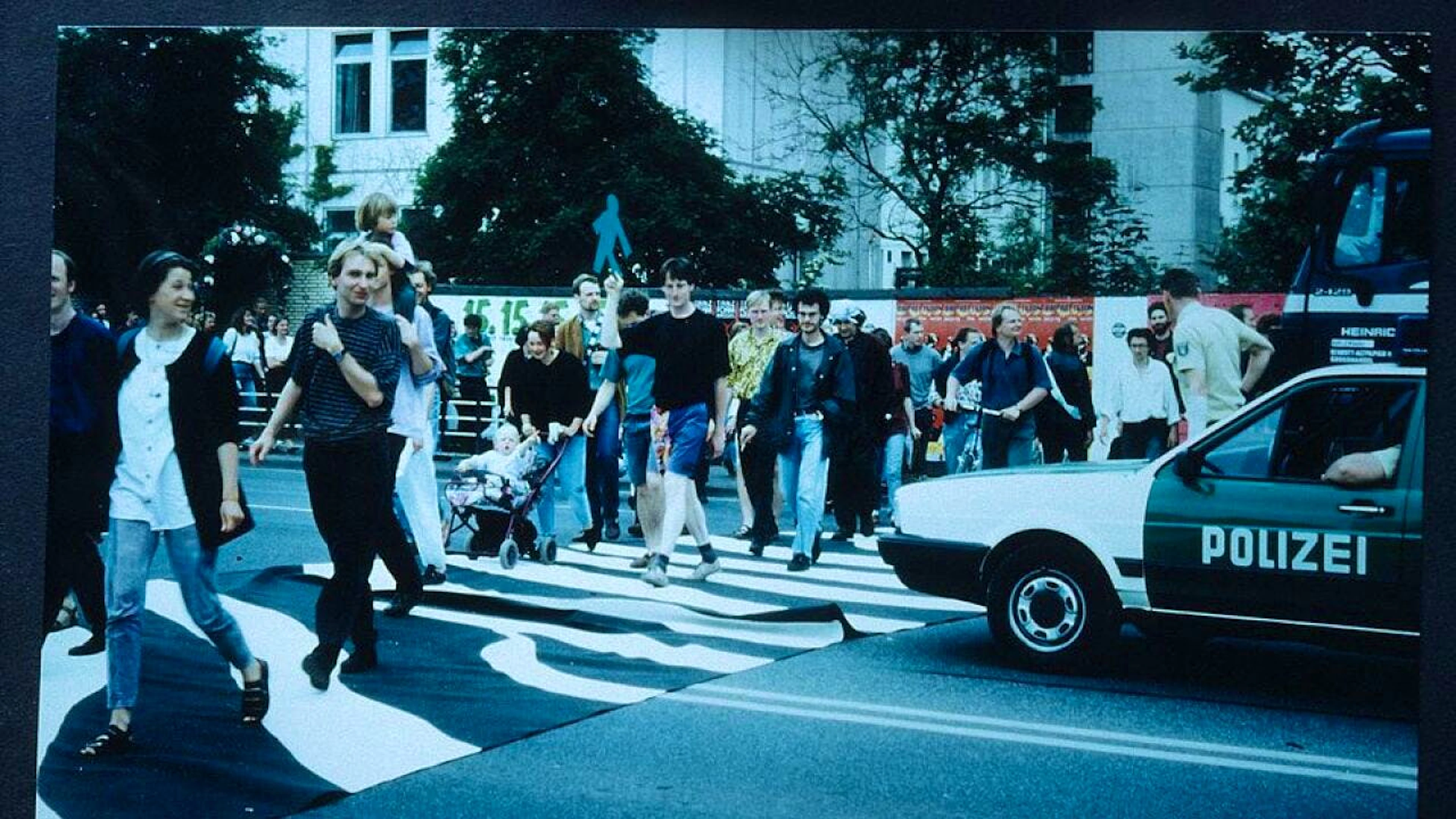 Von der Wissenschaft zum Aktivismus: Mit seinen Studierenden der Gesamthochschule Kassel wanderte Lucius Burckhardt 1993 mit einem mobilen Zebrastreifen durch die Stadt.