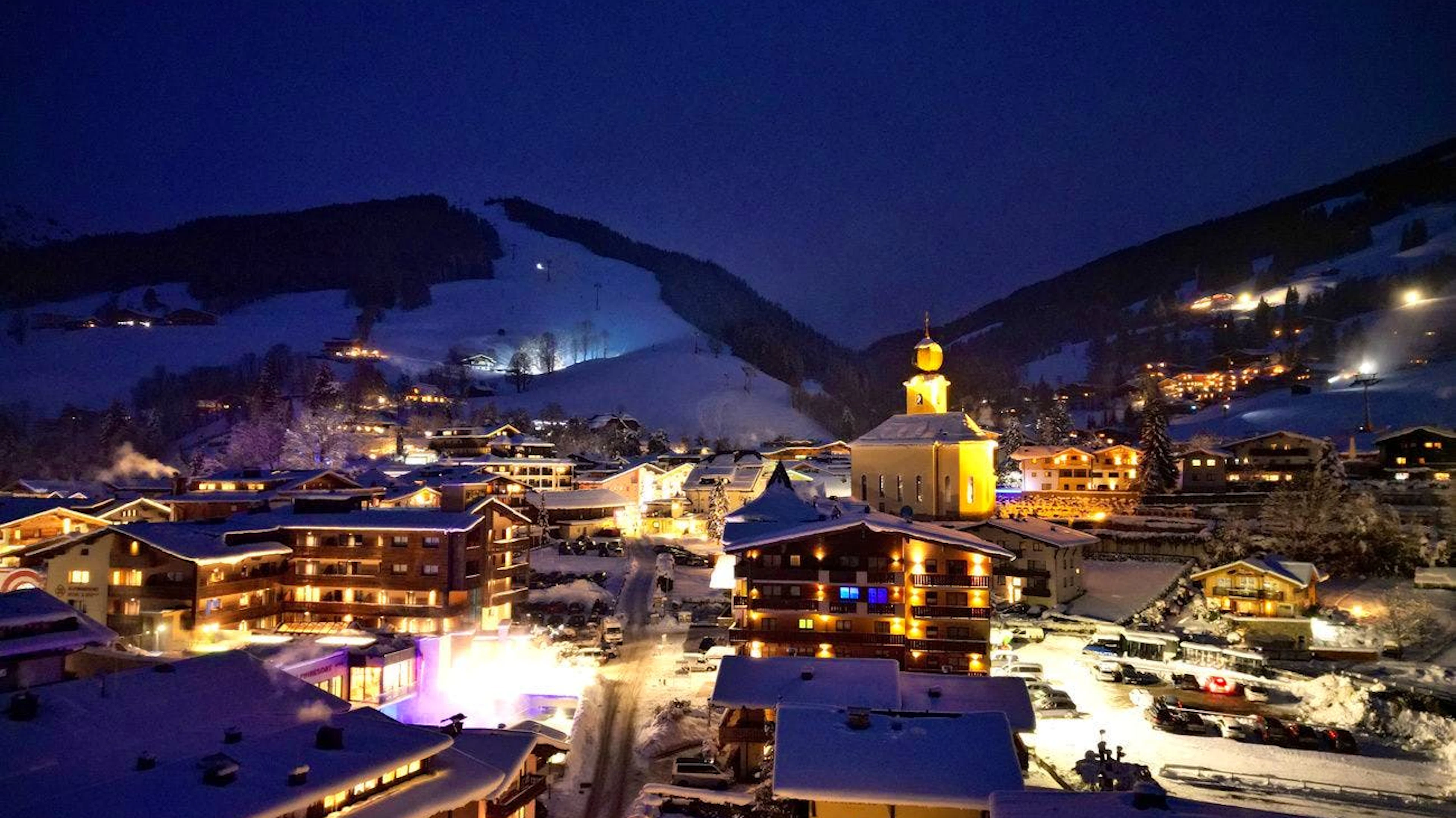 Blick über das abendliche Saalbach. Das Wintersportgebiet erstreckt sich über die Orte Saalbach, Hinterglemm und Leogang im Salzburger Land und Fieberbrunn in Tirol. Ausgetragen werden die Wettkämpfe der Ski-WM 2025 aus organisatorischen Gründen nur in Hinterglemm.