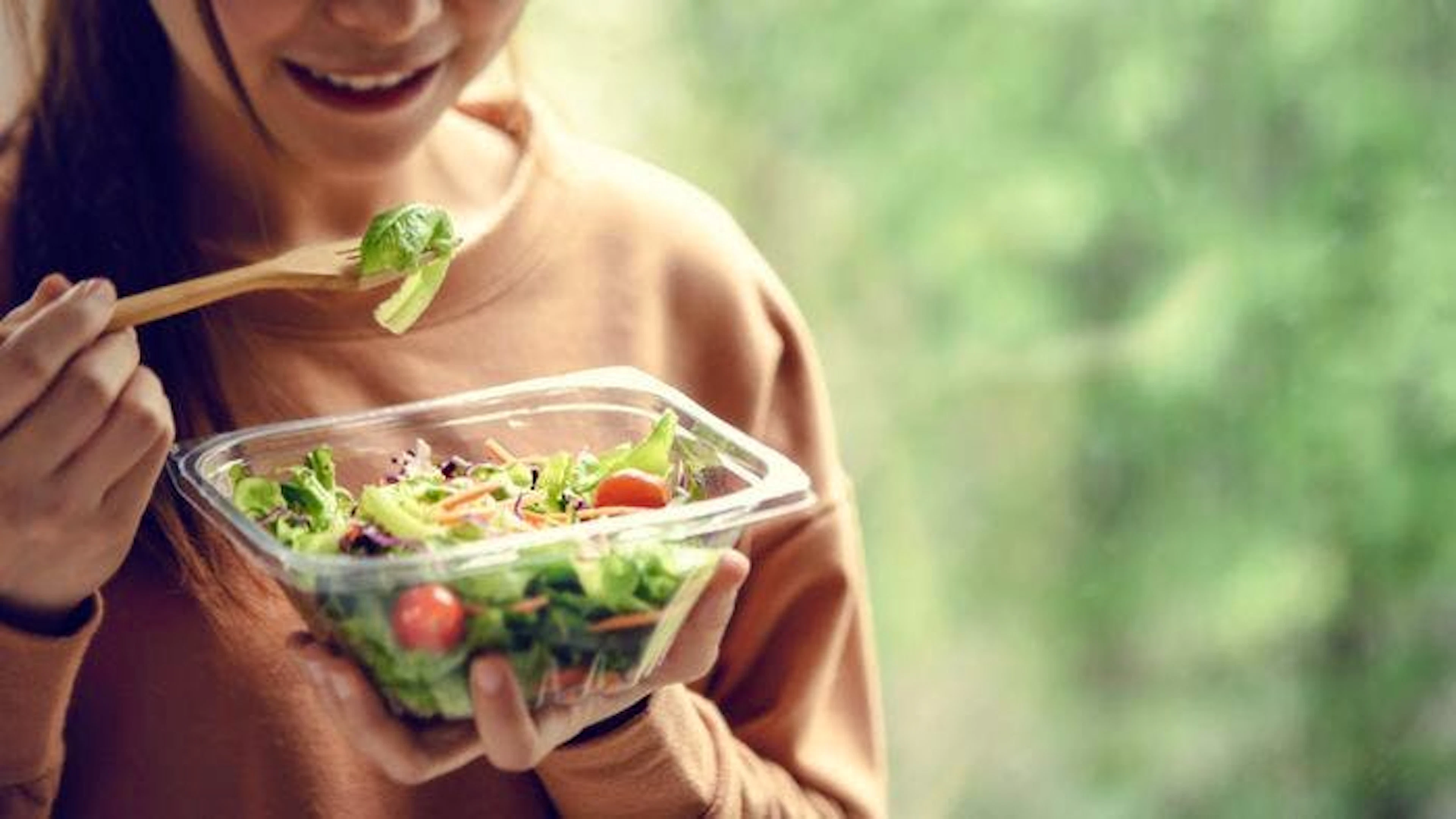 Fertigsalate sind ungesund. Der Grund? Durch das Schneiden der Blätter geht der natürliche Schutz gegen Bakterien und Pilze verloren.