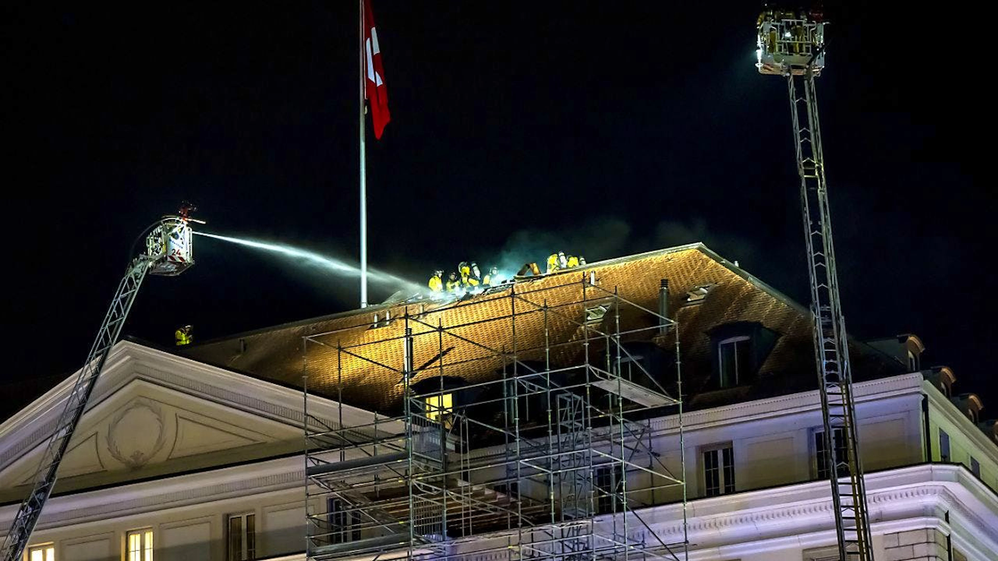 Un incendie a éclaté mercredi soir dans les combles de l'hôtel des Bergues, au centre-ville de Genève. L'établissement cinq étoiles situé au bord du Rhône a été évacué.