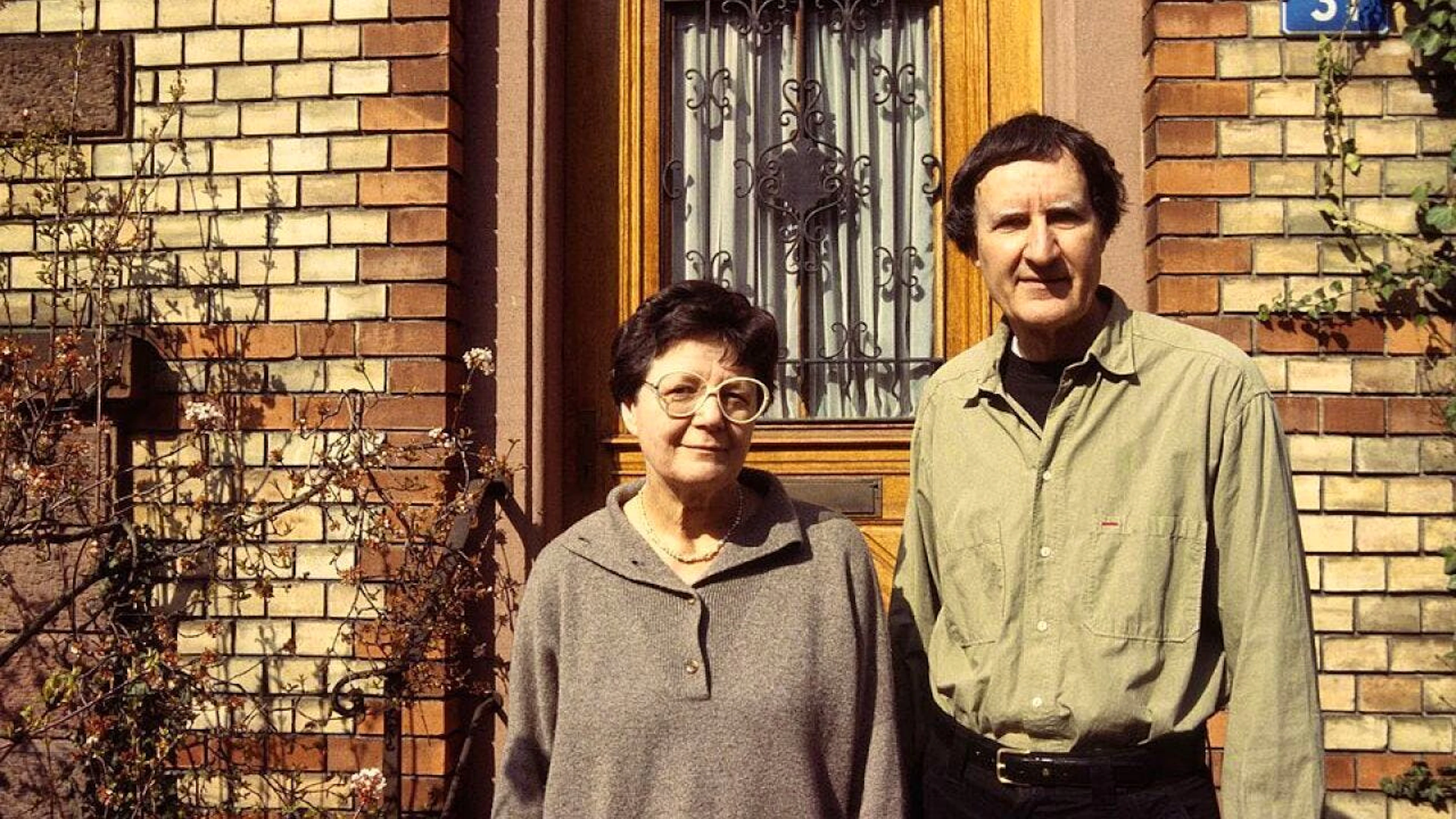 Annemarie und Lucius Burckhardt vor ihrem Haus im noblen Basler Gellertquartier.