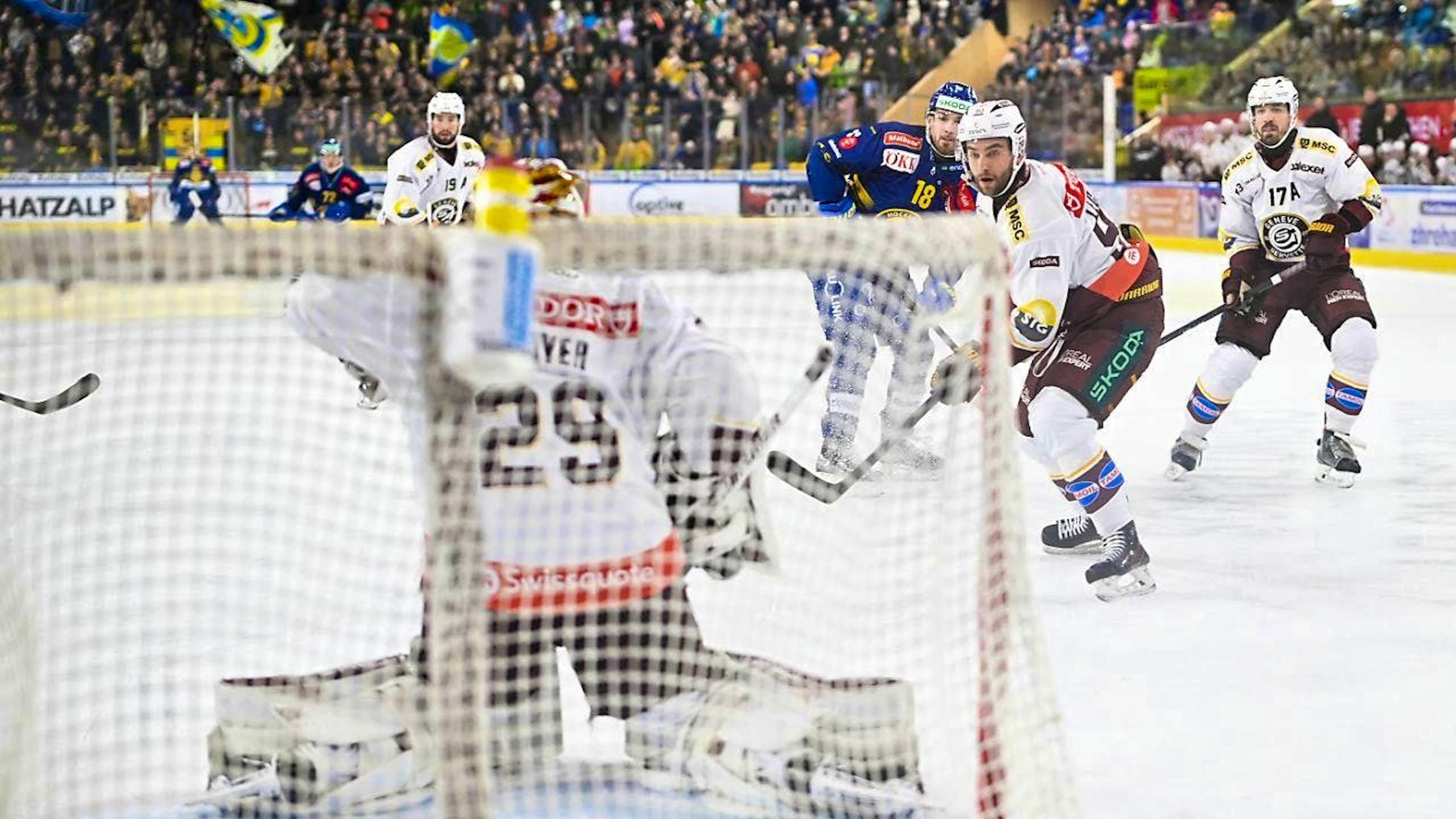The ultimately decisive goal: HCD goalgetter Filip Zadina (center back) beats Servette goalie Robert Mayer to make it 3-1.