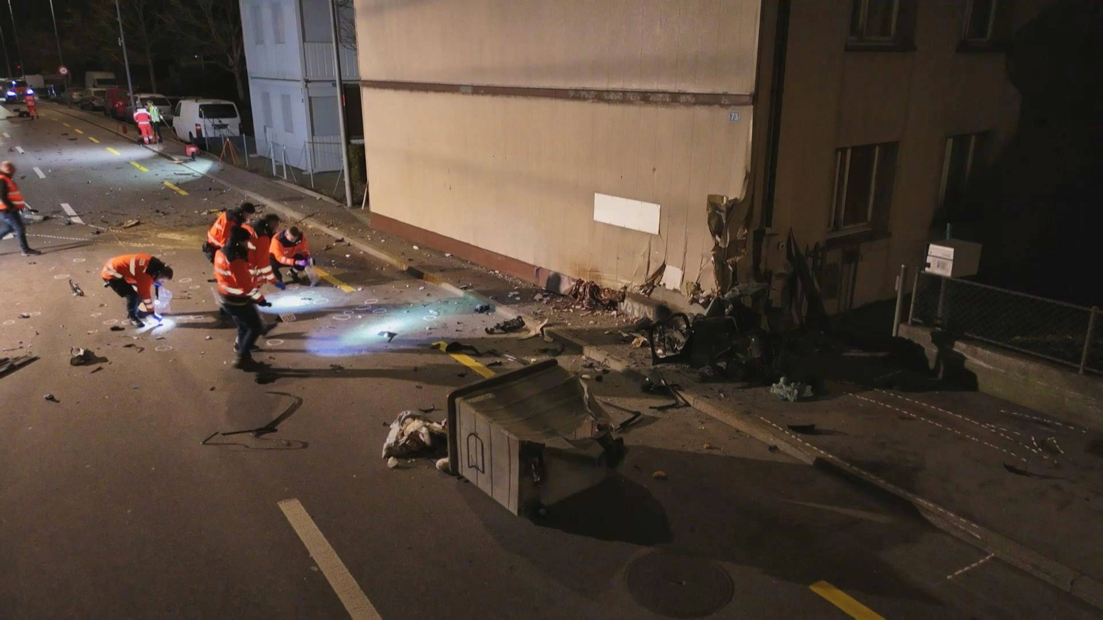 Spezialisten am Unfallort in Langnau am Albis.