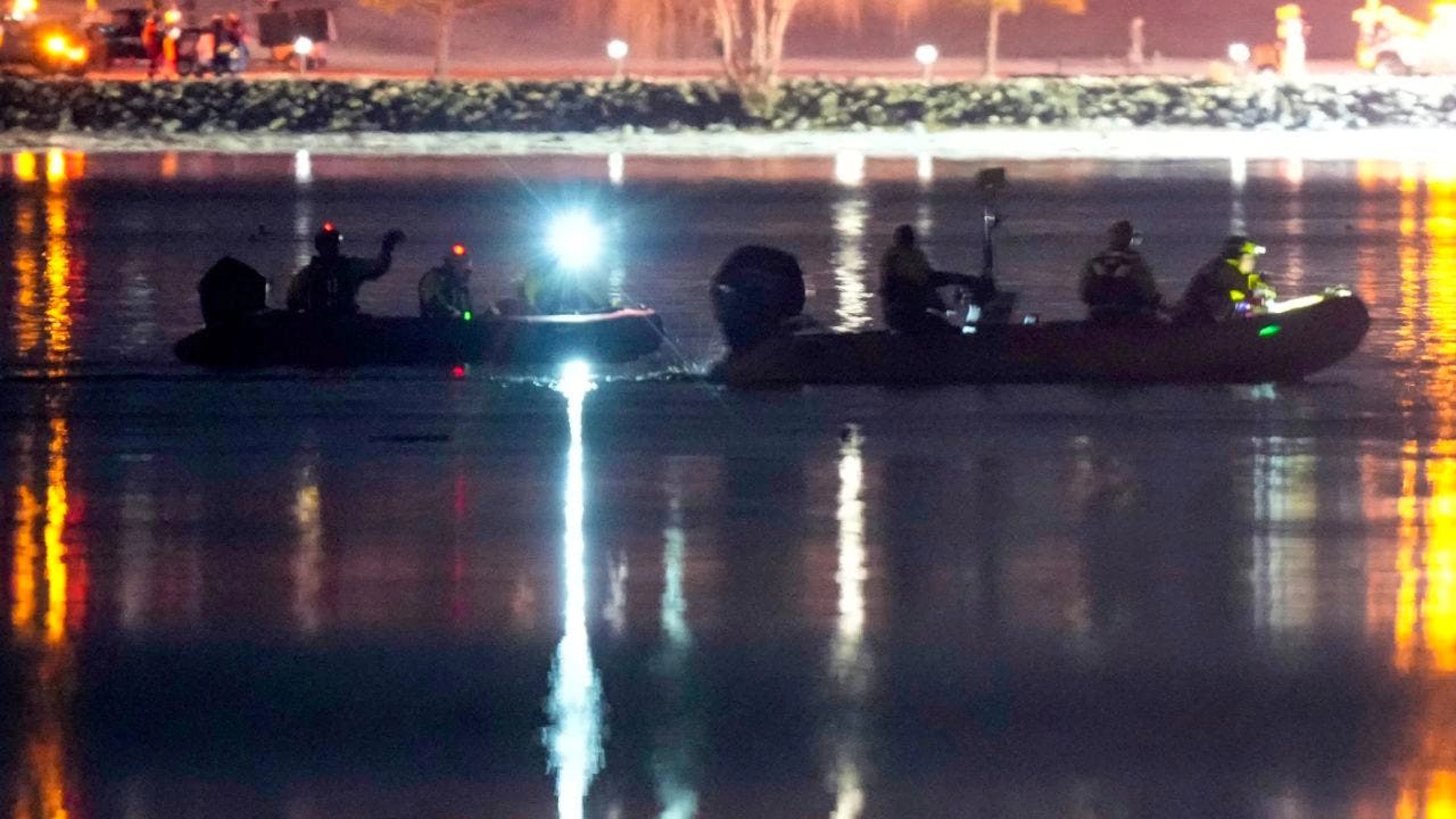 Rettungskräfte in Booten in der Nähe der Unfallstelle. Foto: Alex Brandon/AP/dpa