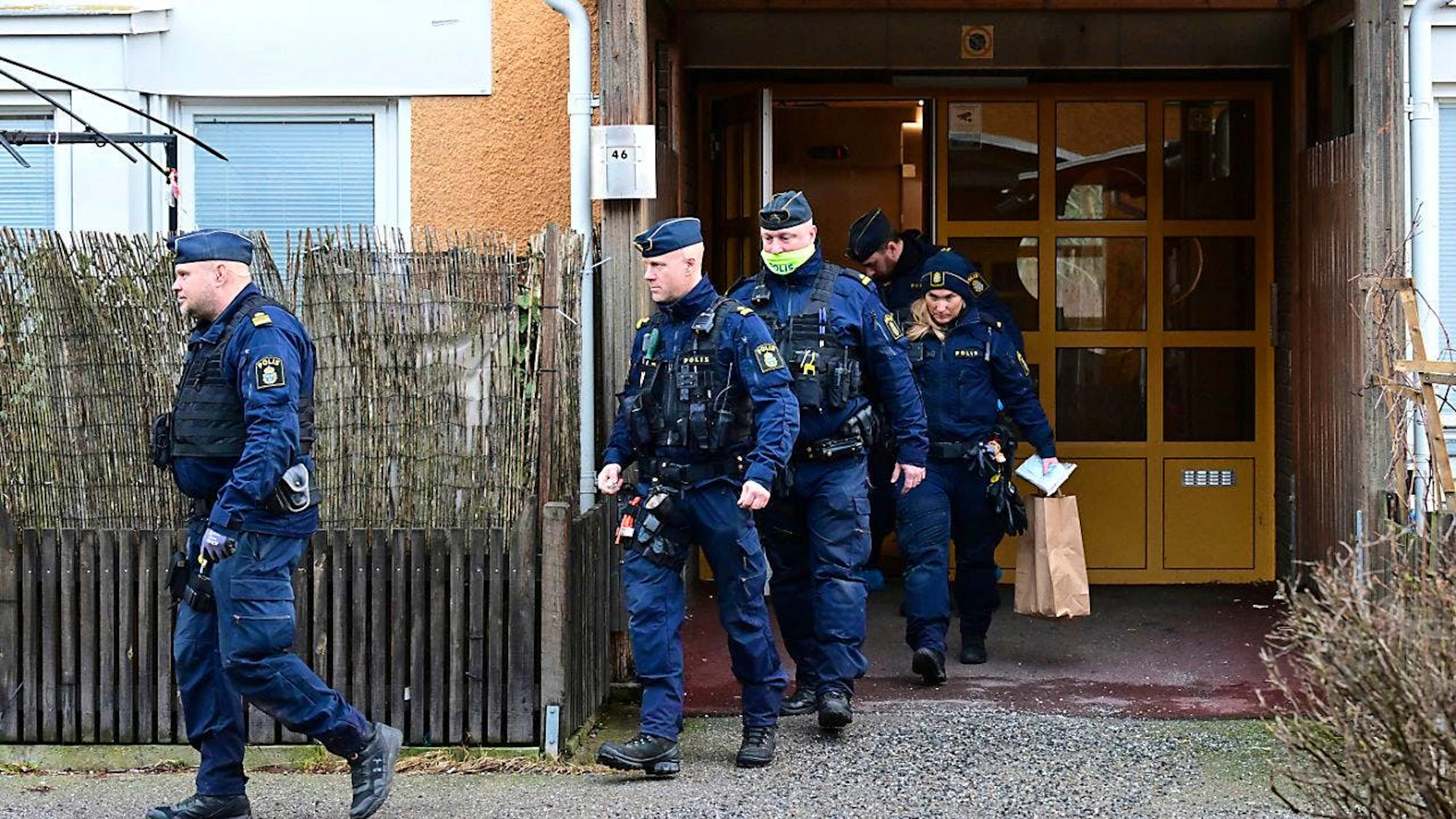 Polizisten bei einem Einsatz in Södertälje, südlich von Stockholm. Foto: Jonas Ekströmer/TT News Agency/AP/dpa - ACHTUNG: Nur zur redaktionellen Verwendung und nur mit vollständiger Nennung des vorstehenden Credits