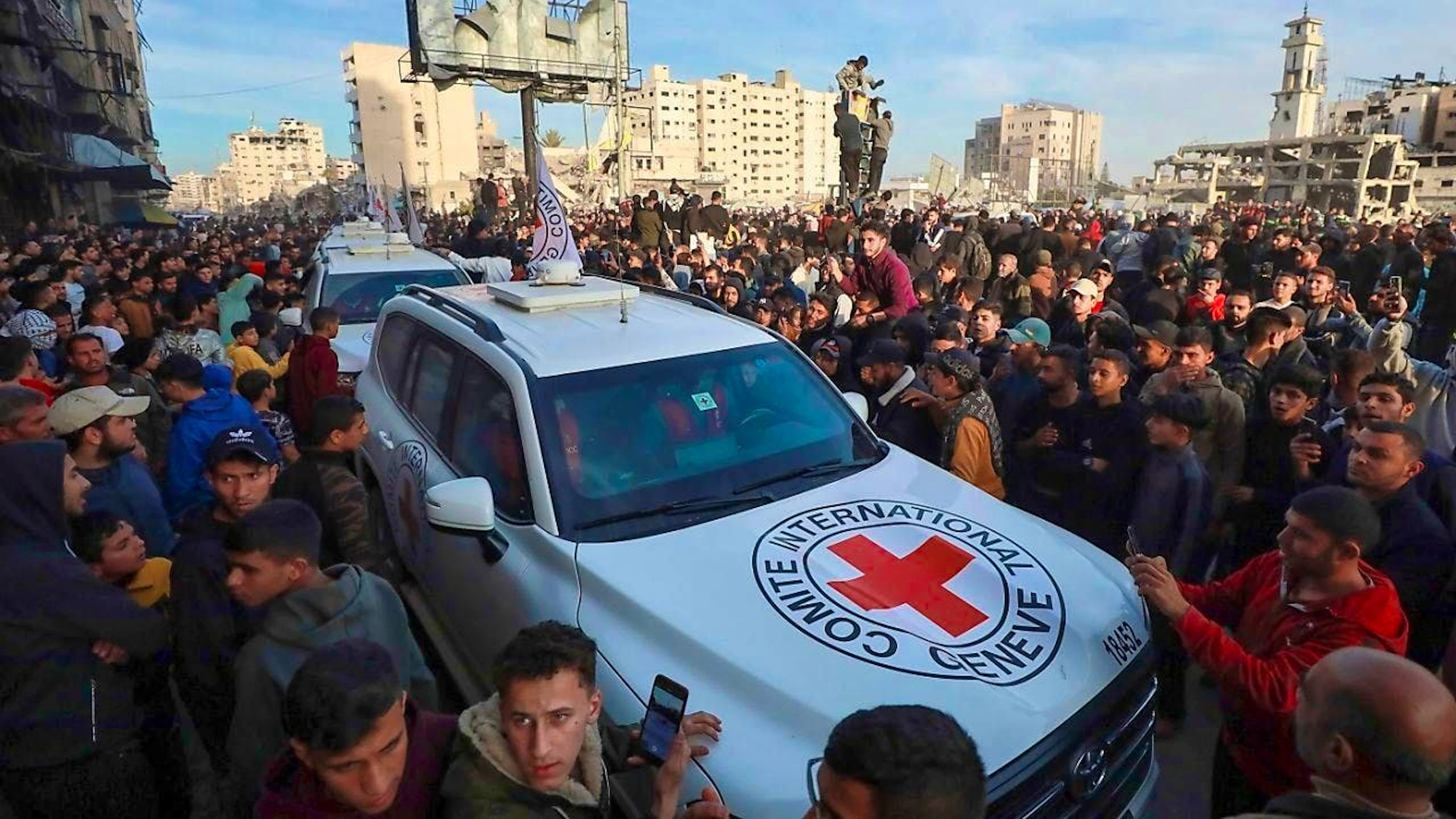 ARCHIVE - A Red Cross convoy arrives in Gaza City to pick up Israeli hostages. Photo: Abed Hajjar/AP/dpa