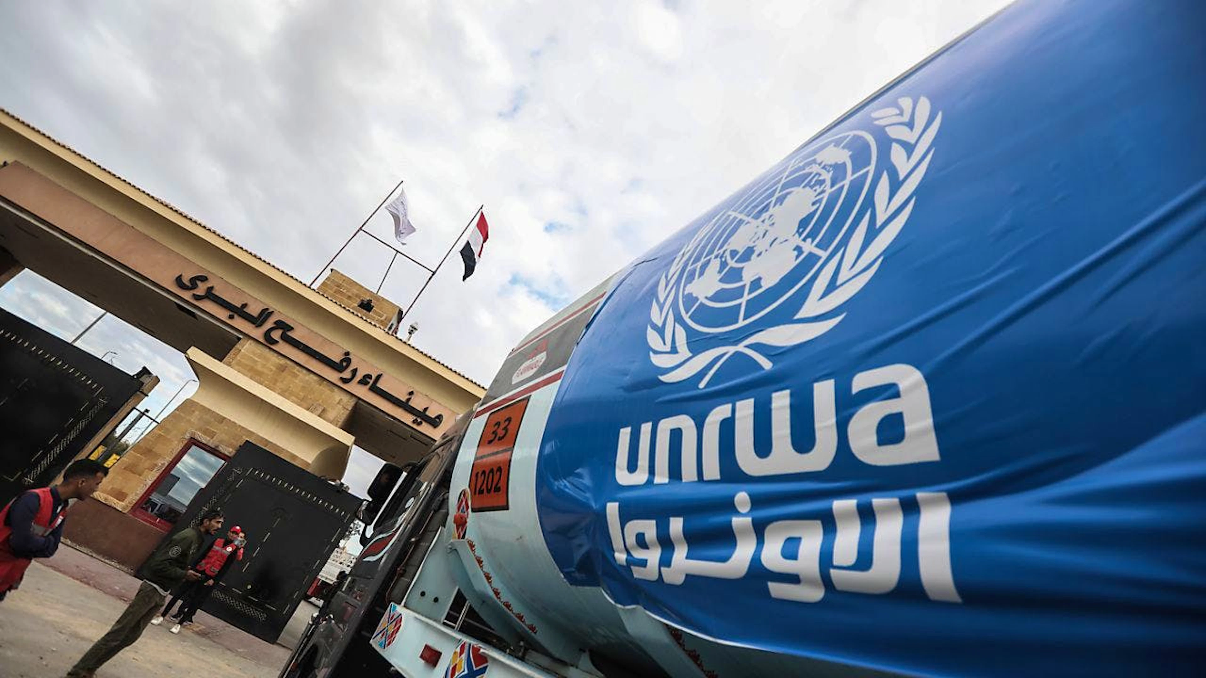 ARCHIV - Ein Tankwagen des Hilfswerks der Vereinten Nationen für Palästina-Flüchtlinge im Nahen Osten (UNRWA) steht in der Schlange, um vom Grenzübergang Rafah in die palästinensischen Gebiete zu gelangen. Foto: Gehad Hamdy/dpa/Archivbild