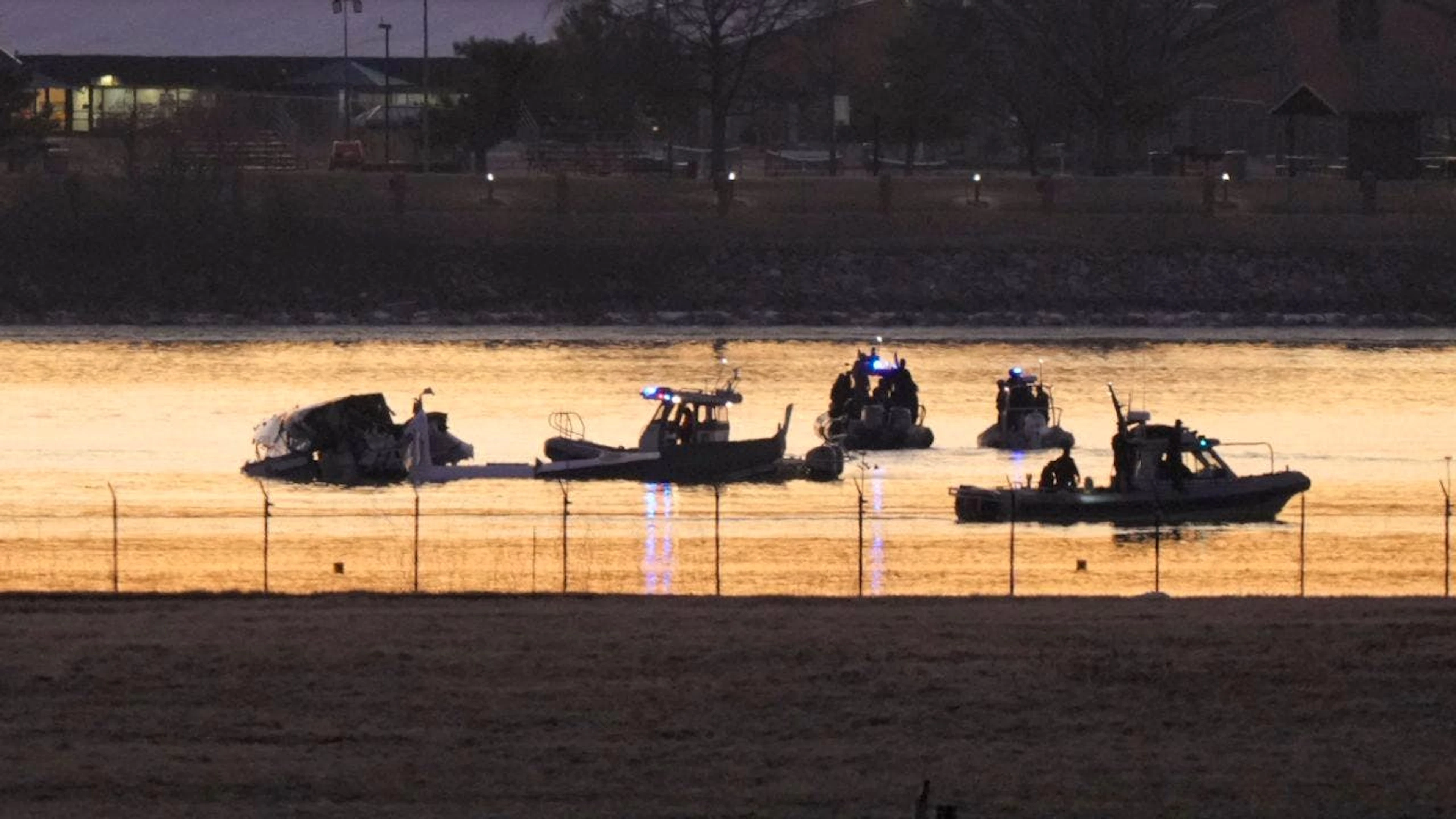 dpatopbilder - Such- und Rettungsmaßnahmen sind rund um ein Wrack im Potomac River zu sehen. Foto: Mark Schiefelbein/AP/dpa