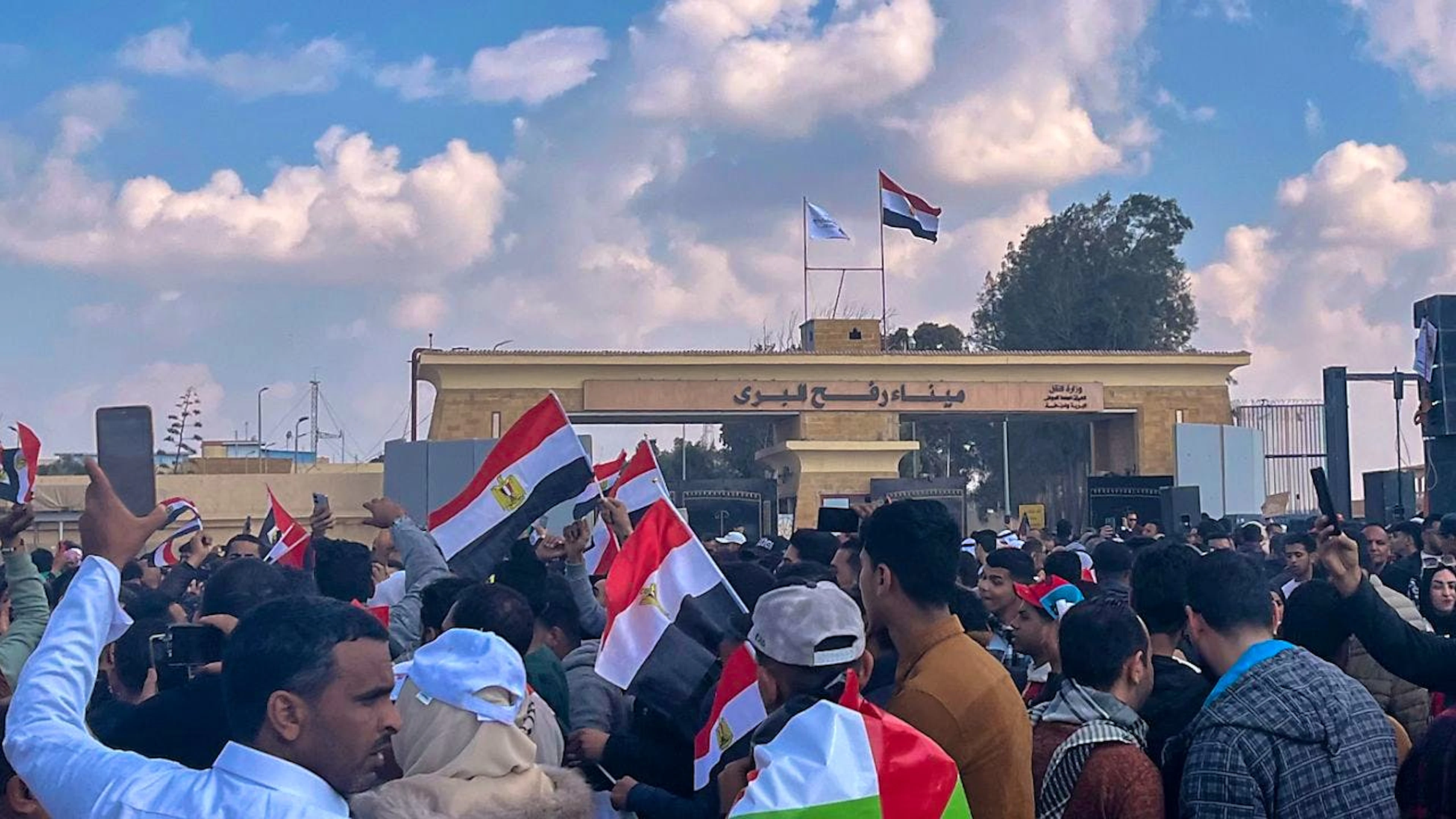 Hunderte von Ägyptern versammeln sich vor dem Grenzübergang Rafah zwischen Ägypten und dem Gazastreifen, um ihre Solidarität mit den Palästinensern zu bekunden. Foto: Mohammed Arafat/AP/dpa