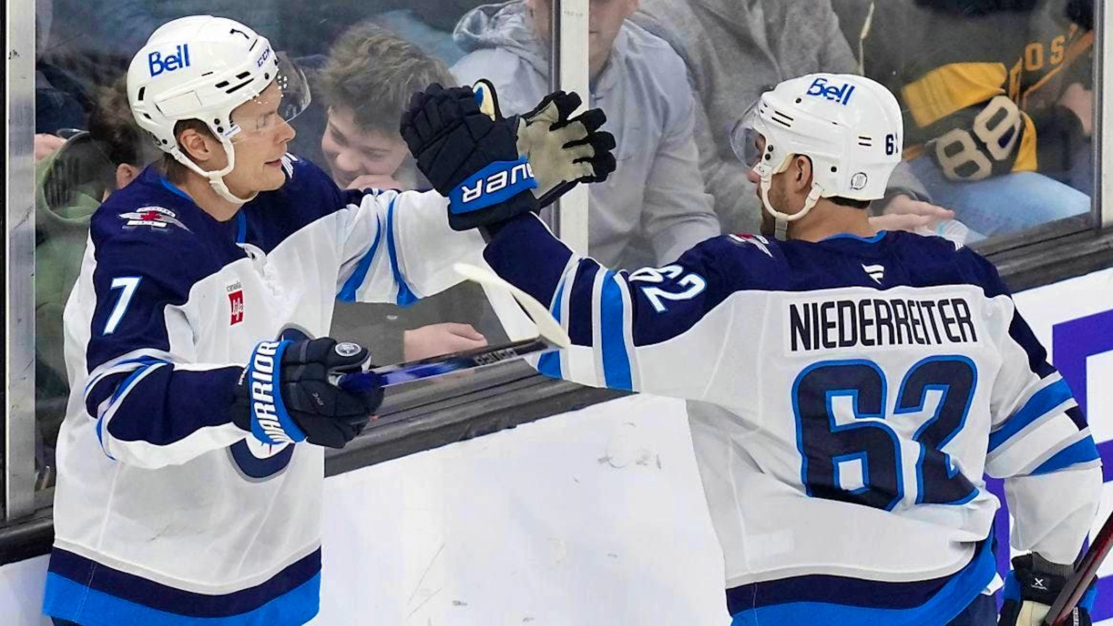 Nino Niederreiter congratulates goal scorer Vladislav Namestnikov. For the Swiss forward, the assist equals his 470th scoring point in the NHL regular season.