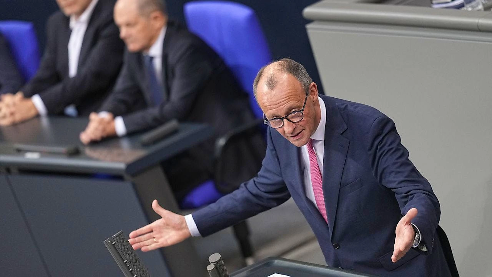 Robert Habeck (Bündnis 90/Die Grünen, l), Bundesminister für Wirtschaft und Klimaschutz, und Bundeskanzler Olaf Scholz (SPD) hören Friedrich Merz (r), CDU Bundesvorsitzender und CDU/CSU Fraktionsvorsitzender im Bundestag, zu, als dieser im Plenarsaal im Bundestag spricht. Foto: Michael Kappeler/dpa