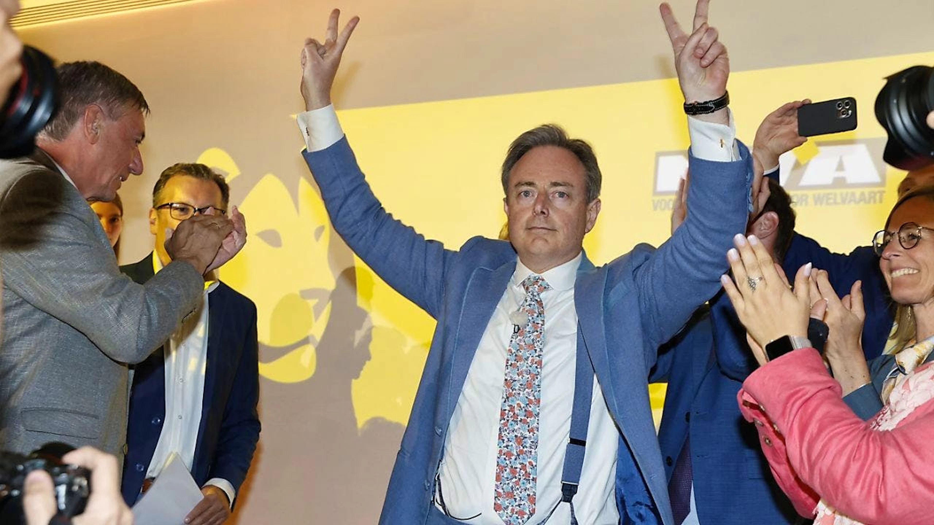ARCHIV - Der Vorsitzende der N-VA, Bart De Wever, feiert nach dem Wahlgewinn auf der Nachwahlversammlung der flämischen nationalistischen Partei N-VA. Foto: Nicolas Maeterlinck/Belga/dpa/Archivbild