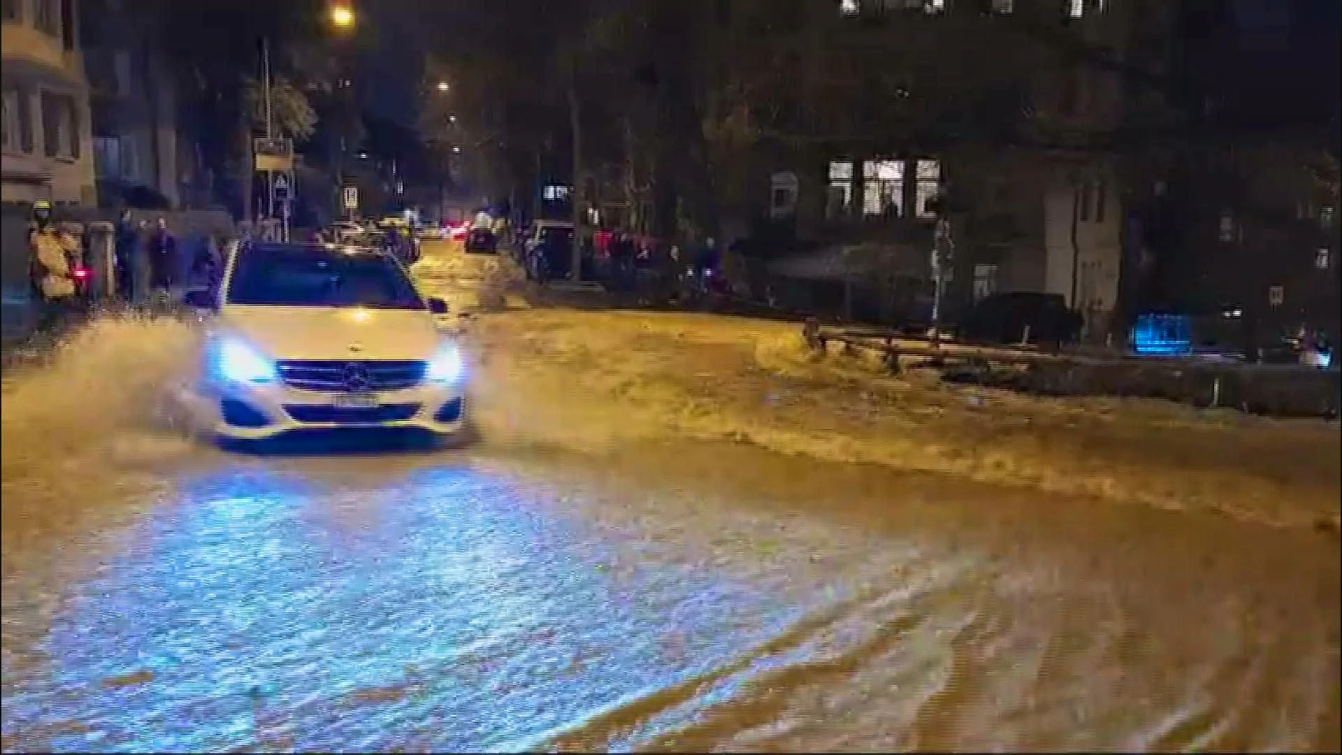 Burst water pipe floods Zurich neighborhood