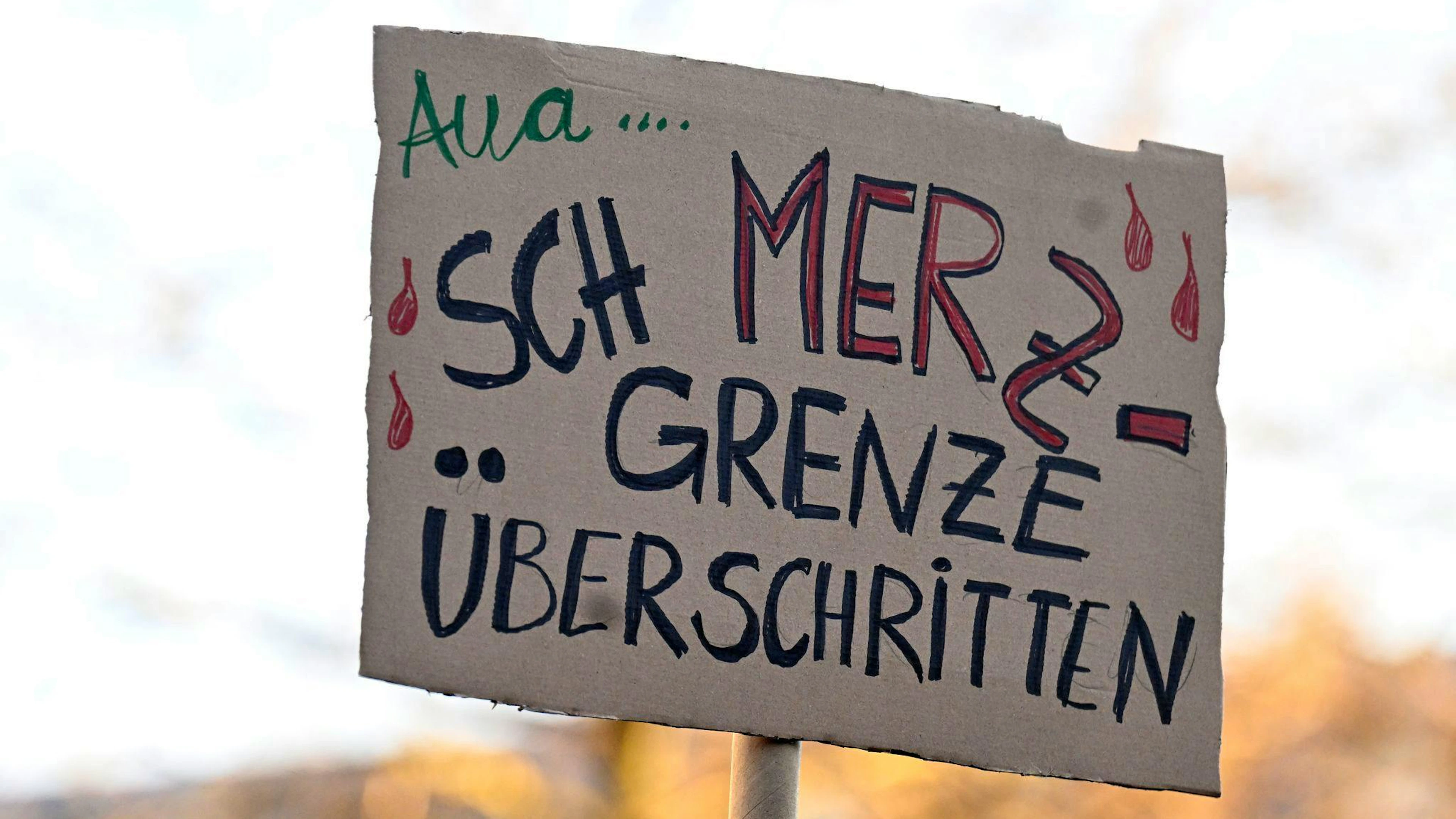 In verschiedenen Städten demonstrieren Menschen gegen eine Zusammenarbeit der Union mit der AfD.