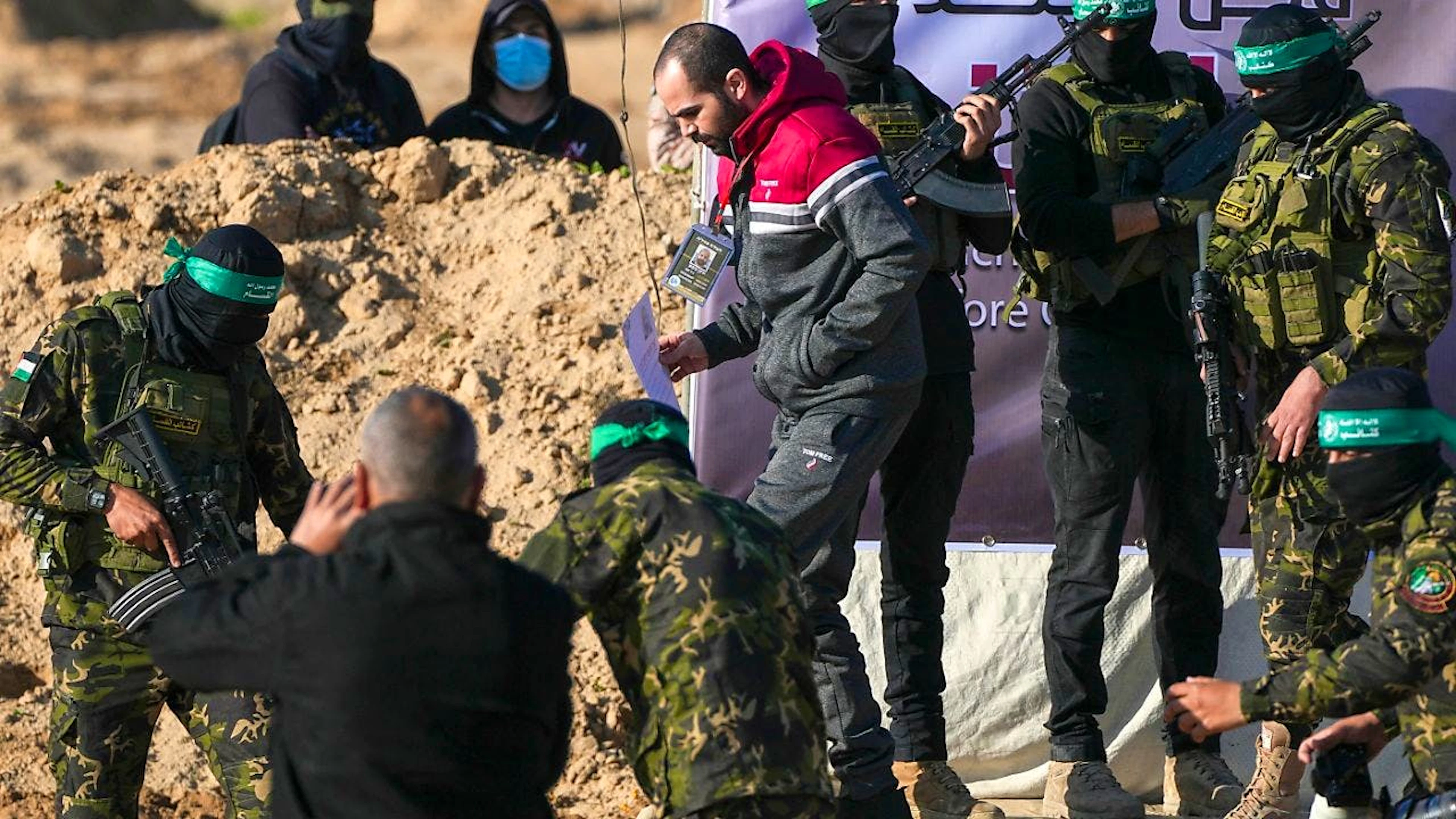Der Israeli Jarden Bibas wird von Hamas-Kämpfern eskortiert, bevor er dem Roten Kreuz übergeben wird. Foto: Abdel Kareem Hana/AP/dpa