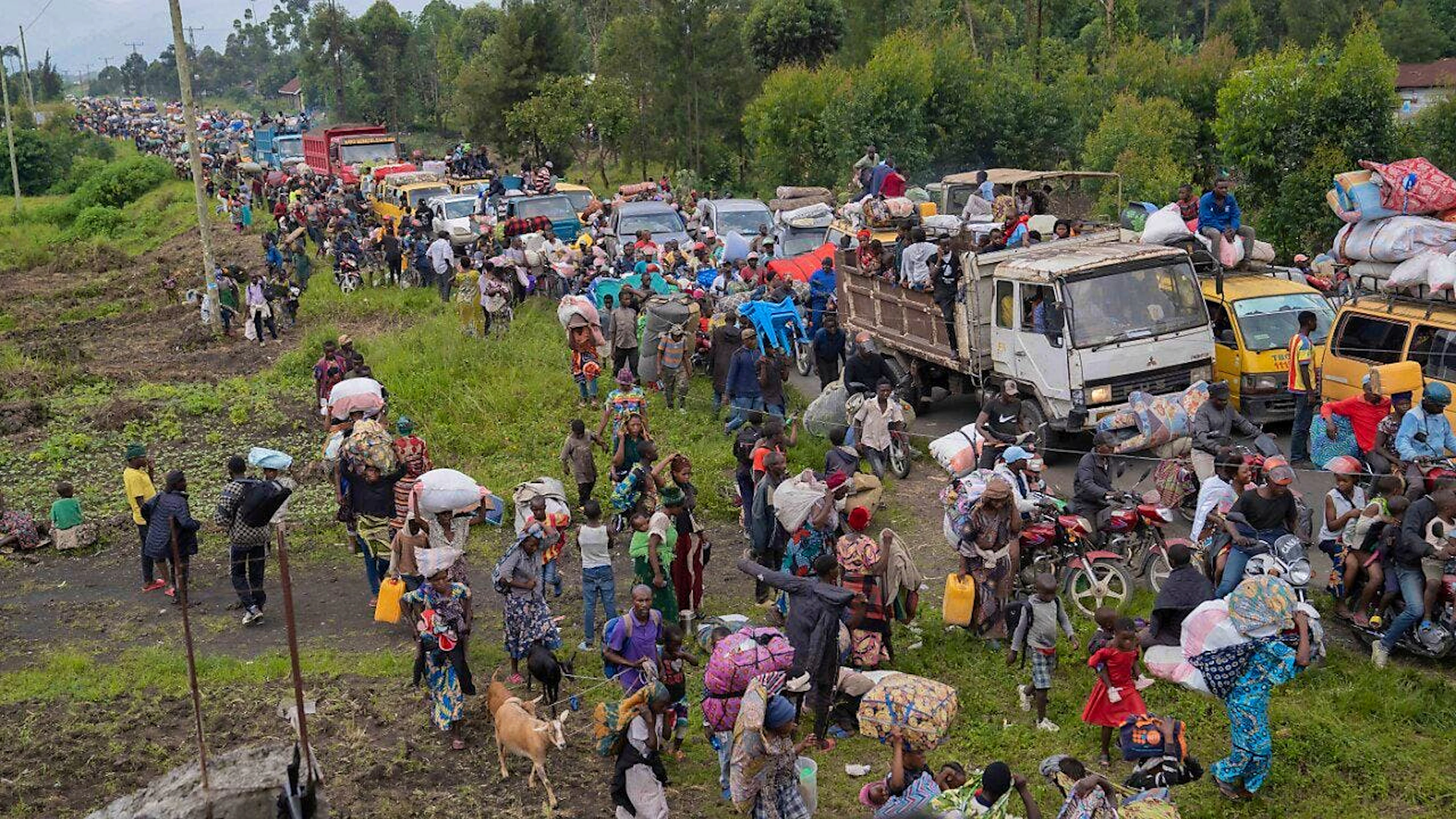 ARCHIV - Menschen fliehen vor dem anhaltenden Konflikt zwischen Regierungstruppen und M-23-Rebellen in der ostkongolesischen Provinz Nord-Kivu. Foto: Moses Sawasawa/AP/dpa/Archivbild