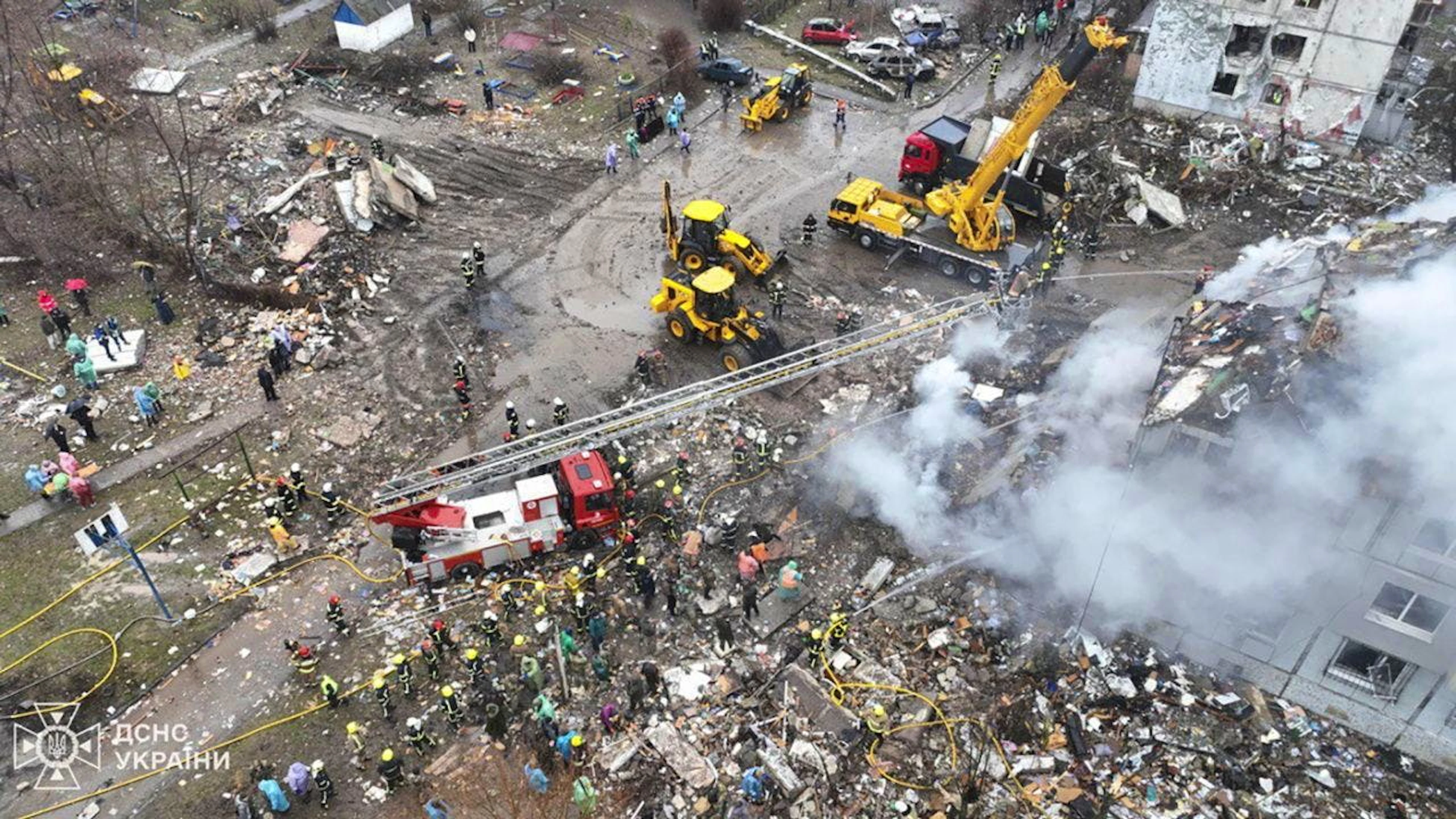 La palazzina distrutta ieri dall'attacco russo.